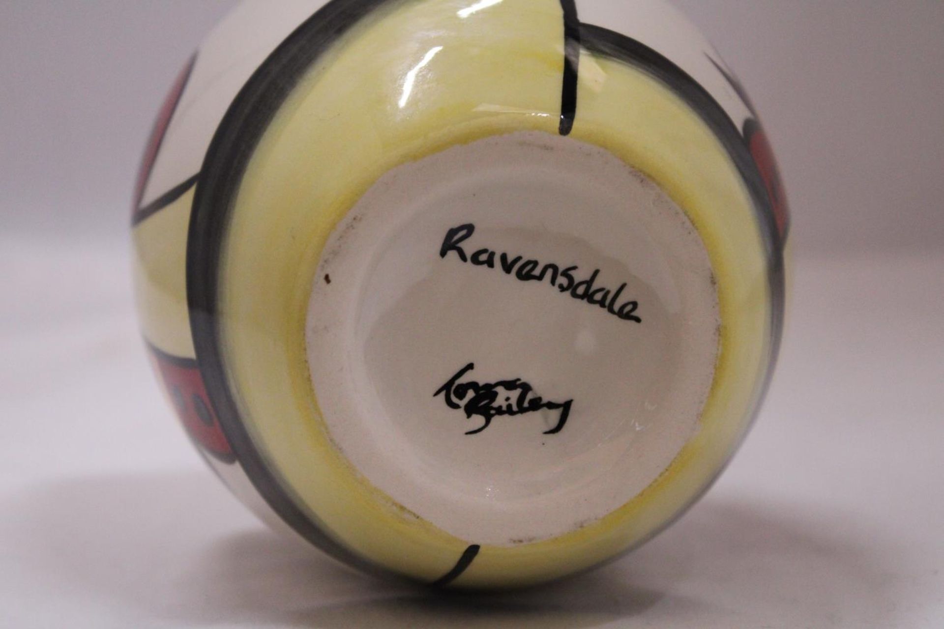 A HAND PAINTED LORNA BAILEY "RAVENSDALE" VASE - Image 4 of 4