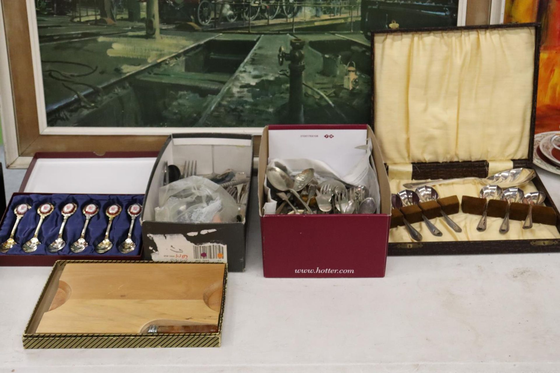 A QUANTITY OF VINTAGE FLATWARE TO INCLUDE TWO BOXED SPOON SETS