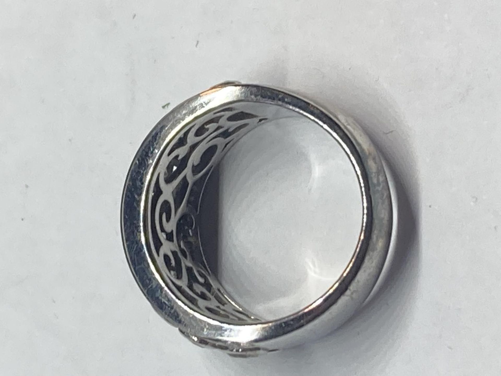 A SILVER DRESS RING IN A PRESENTATION BOX - Image 4 of 4