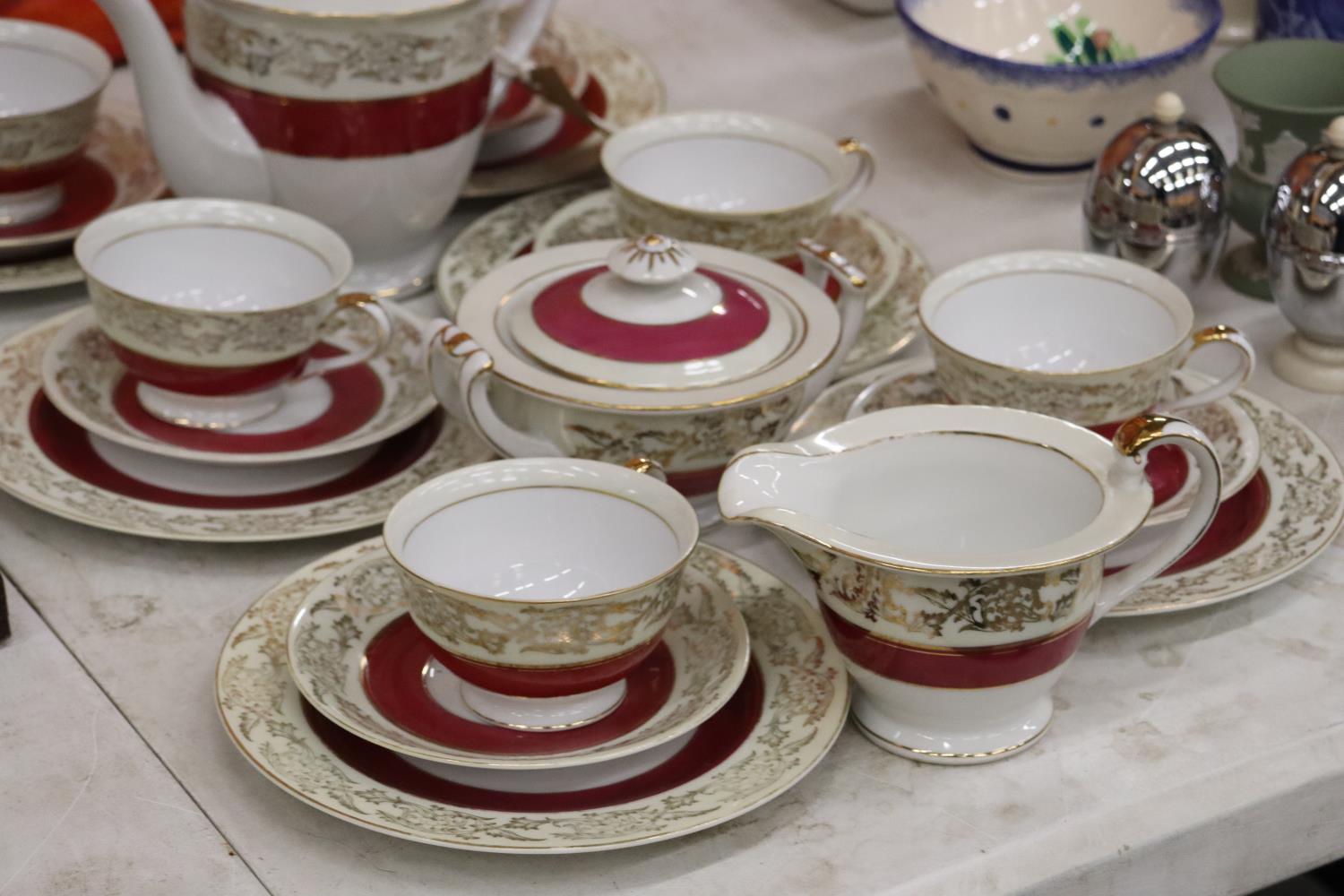 A 'TOKYO CHINA' TEASET TO INCLUDE A TEAPOT (NO LID), CREAM JUG, SUGAR BOWL, CUPS, SAUCERS AND SIDE - Image 3 of 4