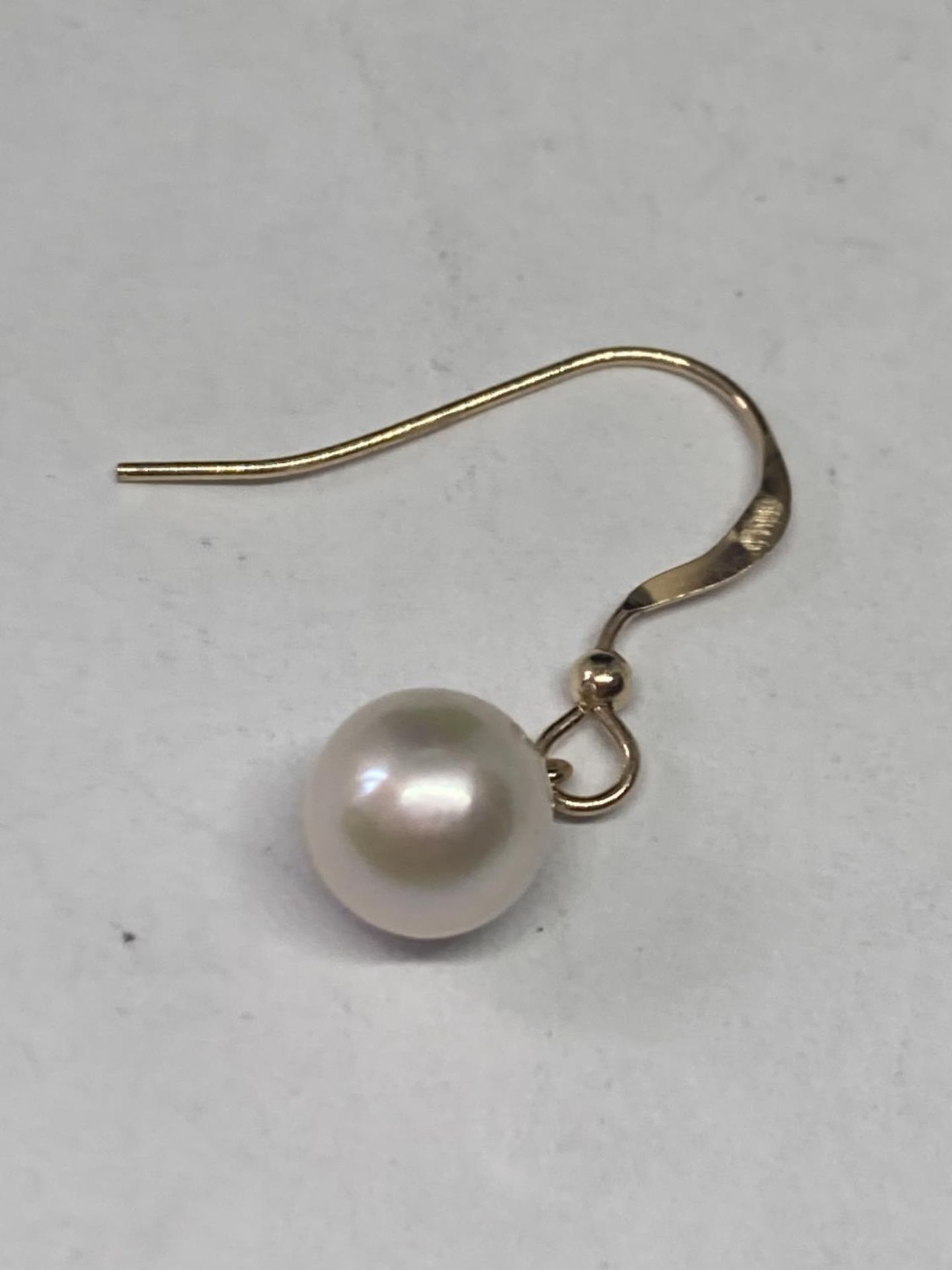 A PAIR OF MARKED 14K PEARL EARRINGS (A/F) - Bild 2 aus 3