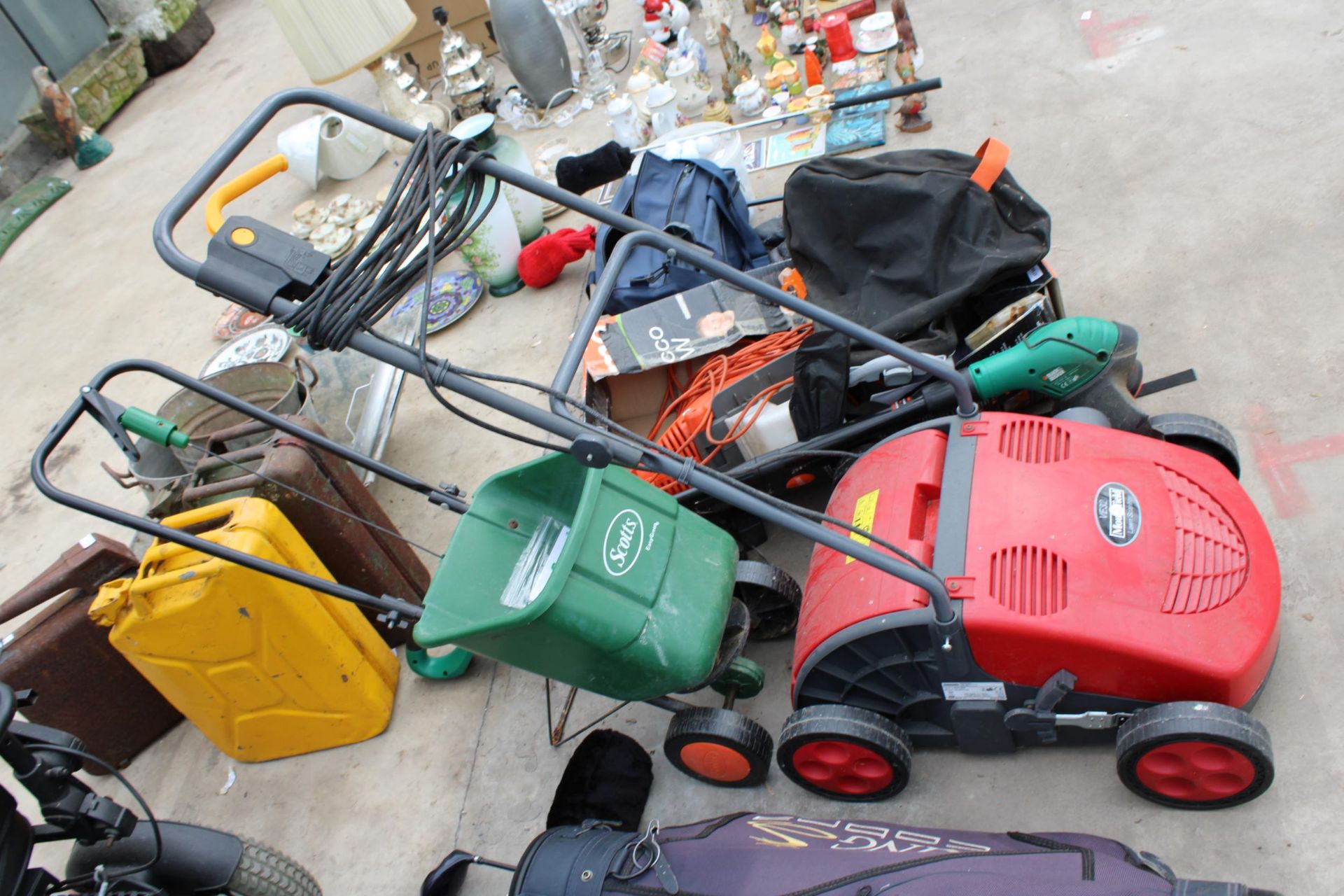 AN ASSORTMENT OF GARDEN ITEMS TO INCLUDE A MOUNTFIELD SCARIFIER, AN ELECTRIC GRASS STRIMMER AND A - Image 4 of 4
