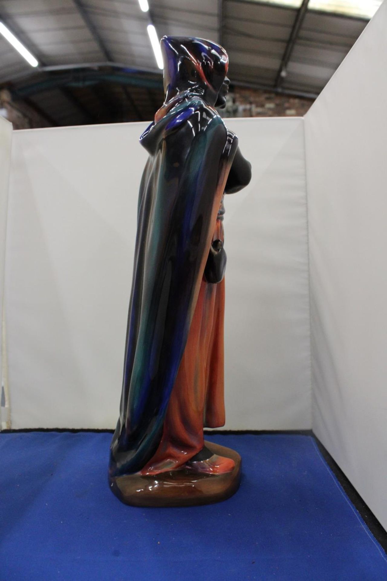 A ROYAL DOULTON FIGURE THE MOOR HN2082 SIGNED BY THE PAINTER D SMITH JAN 1998 - Image 4 of 6