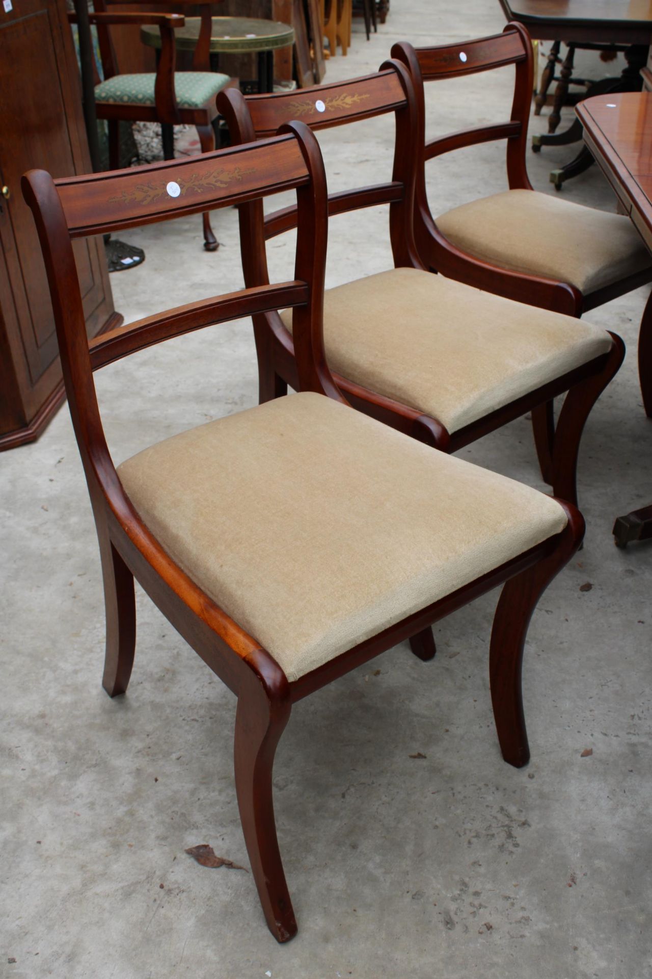 A MAHOGANY REGENCY STYLE EXTENDING TWIN PEDESTAL DINING TABLE 62" X 38" (LEAF 21") AND SIX BRASS - Image 5 of 6