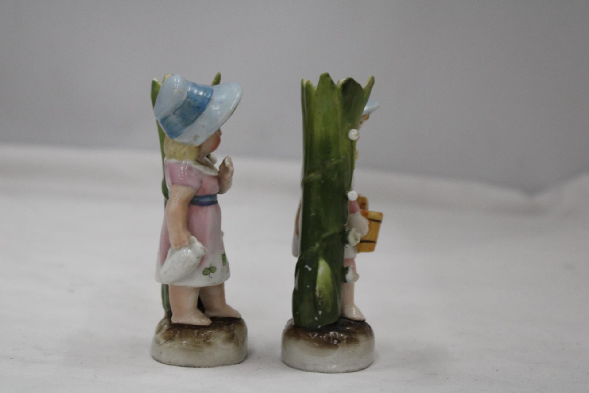 TWO VINTAGE GERMAN CONTA AND BOHME FAIRINGS TO INCLUDE A GIRL WITH JUG VASE AND A GIRL WITH BASKET - Image 5 of 6