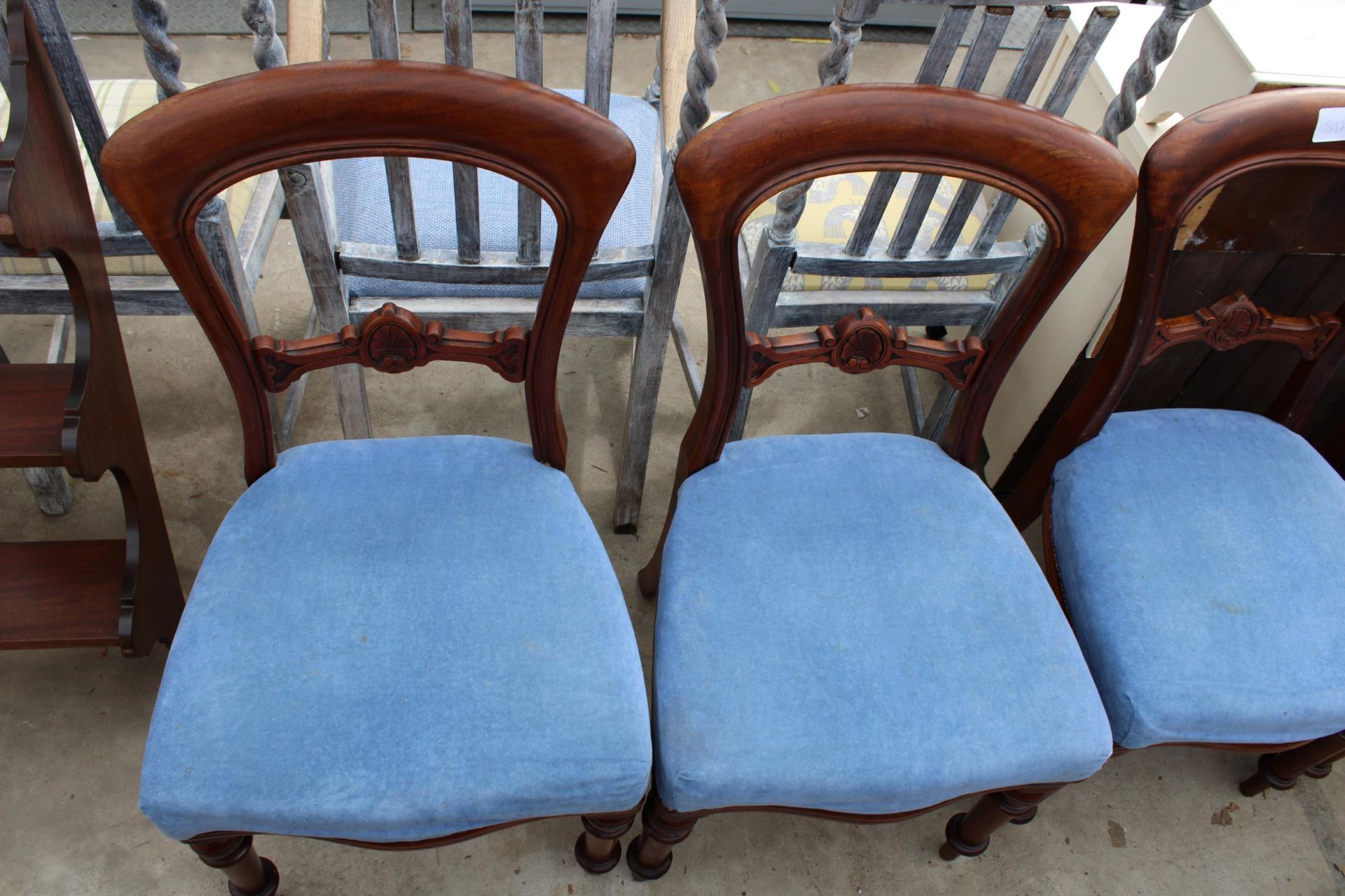 A SET OF FOUR VICTORIAN MAHOGANY DINING CHAIRS ON TURNED FRONT LEGS - Bild 3 aus 3