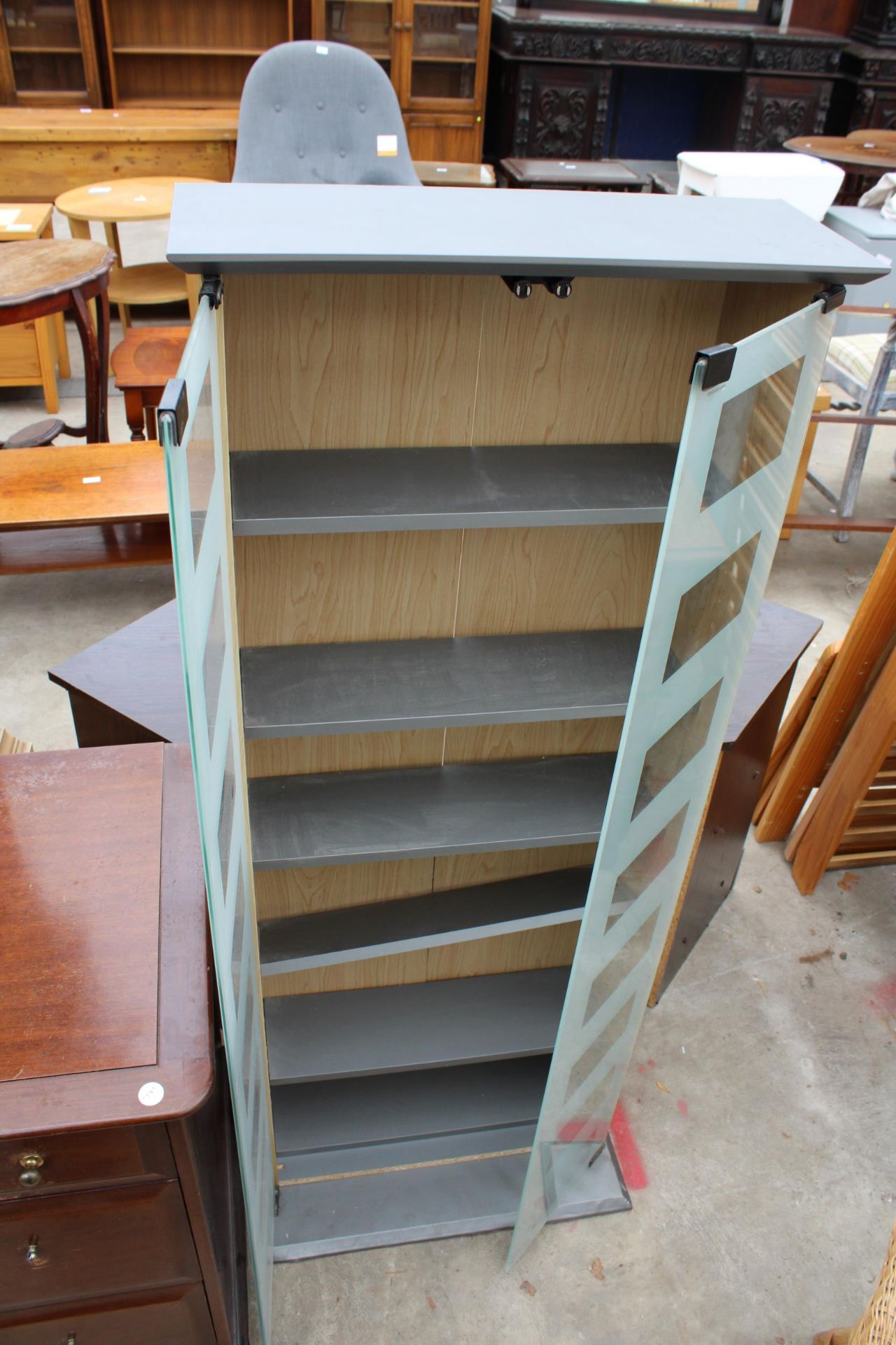 A TWO TIER WICKER LAMP TABLE WITH TILED TOP AND A GLASS FRONTED TWO DOOR BOOKCASE - Bild 6 aus 6