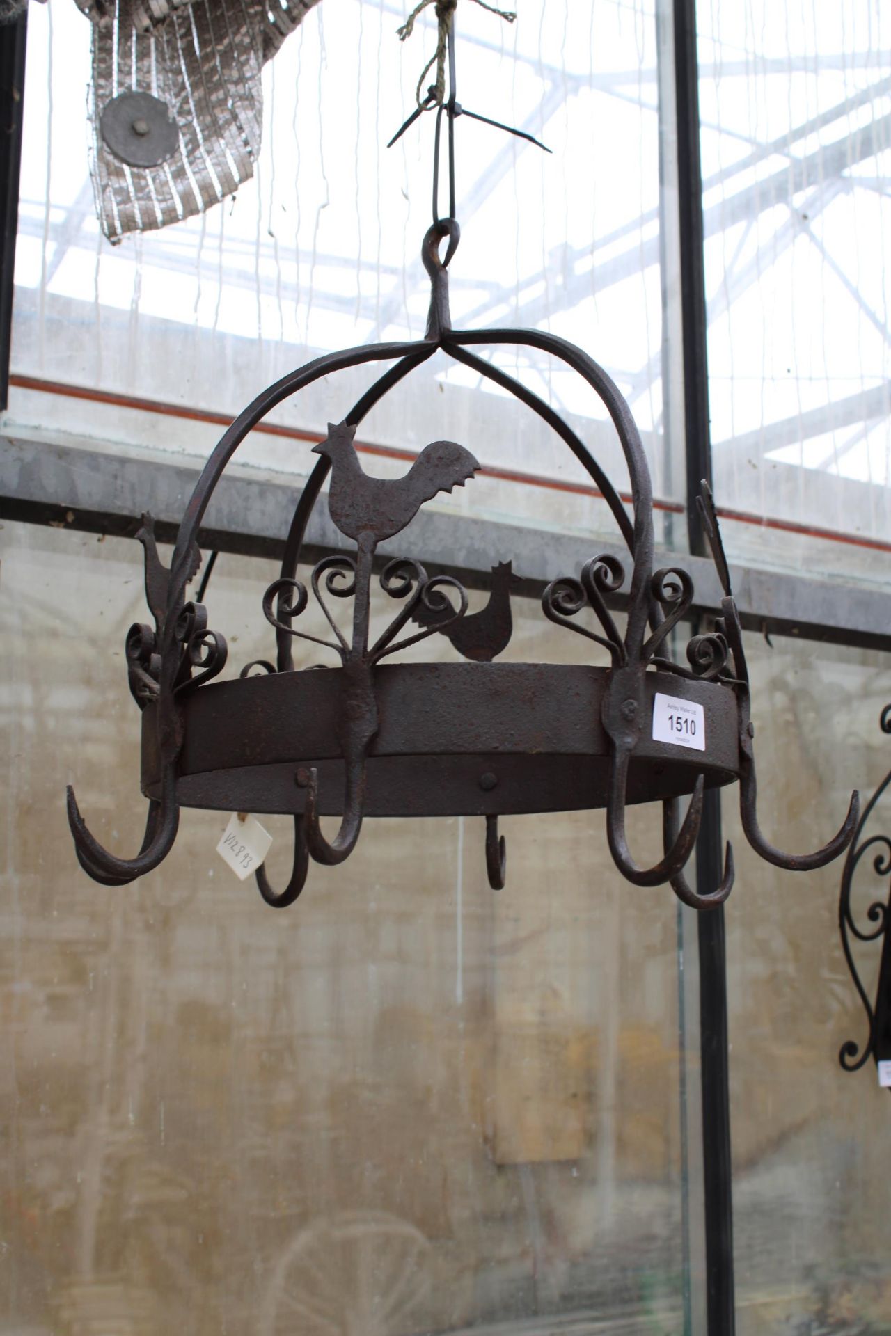 A VINTAGE AND DECORATIVE PAN HANGING RACK DEPICTING CHICKENS
