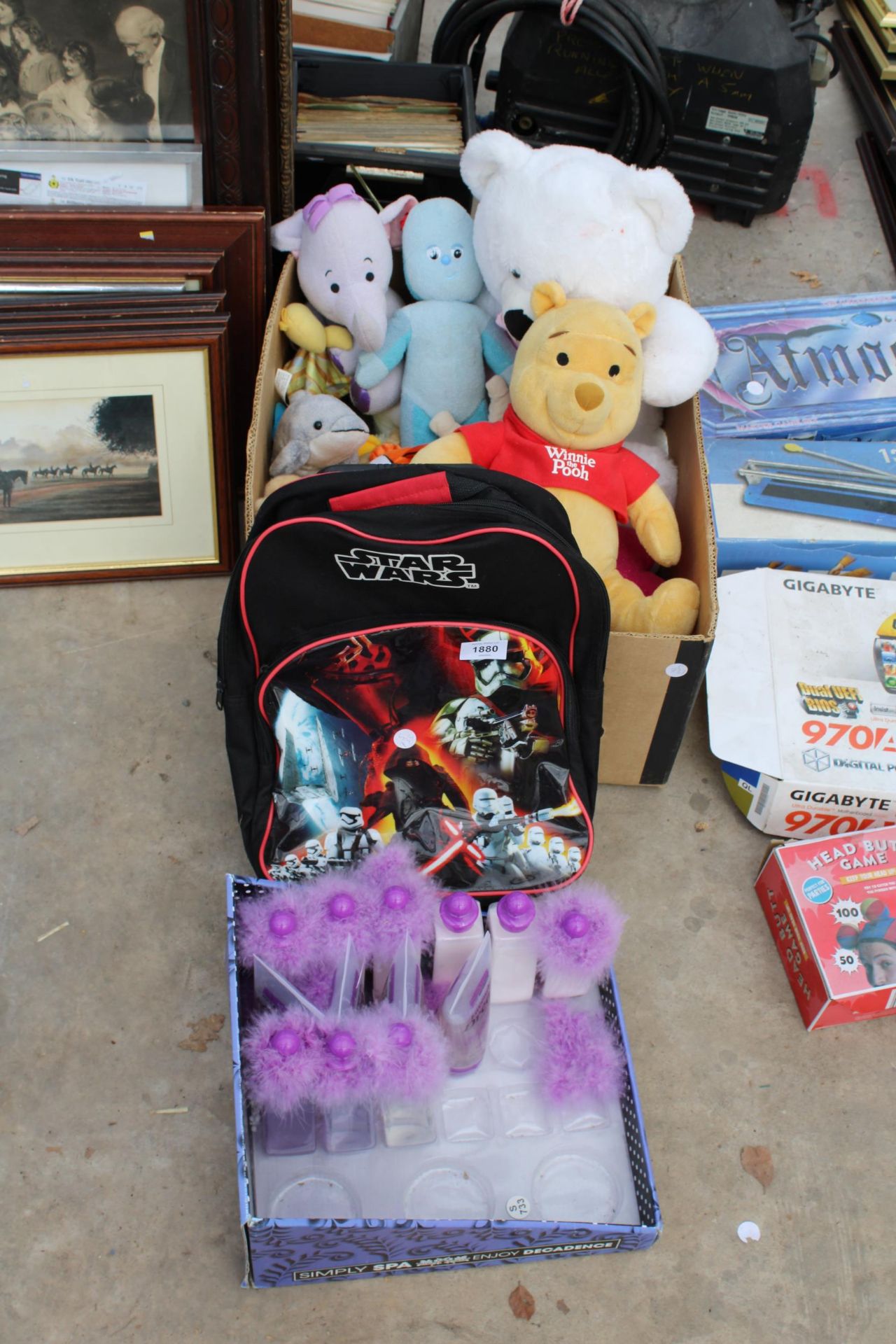 AN ASSORTMENT OF ITEMS TO INCLUDE A STAR WARS BACKPACK AND CUDDLY TOYS ETC