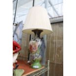 A DECORATIVE FLORAL CERAMIC TABLE LAMP WITH SHADE