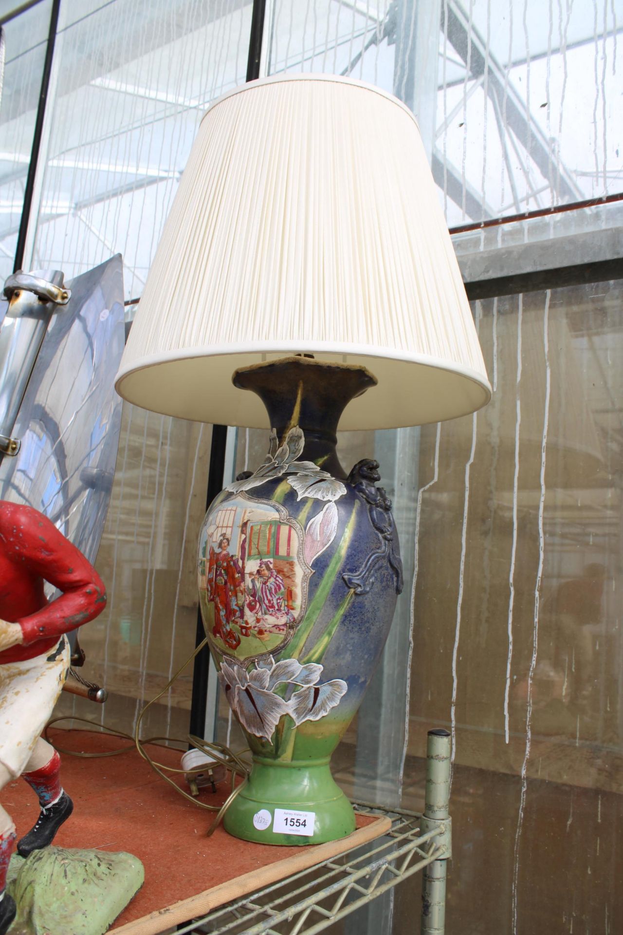 A DECORATIVE FLORAL CERAMIC TABLE LAMP WITH SHADE