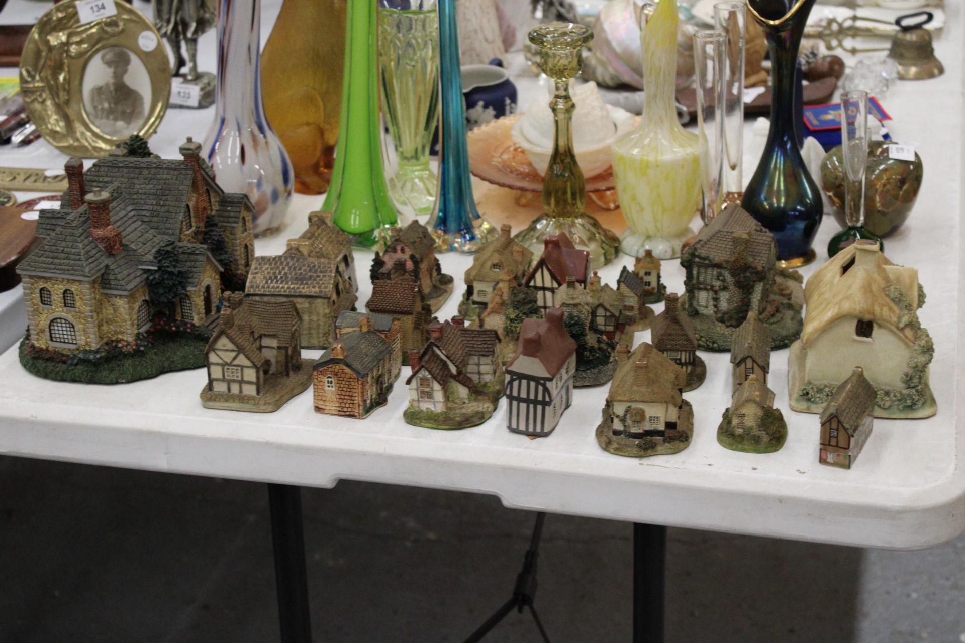 A LARGE QUANTITY OF COLLECTABLE COTTAGES - 23 IN TOTAL - Image 2 of 6