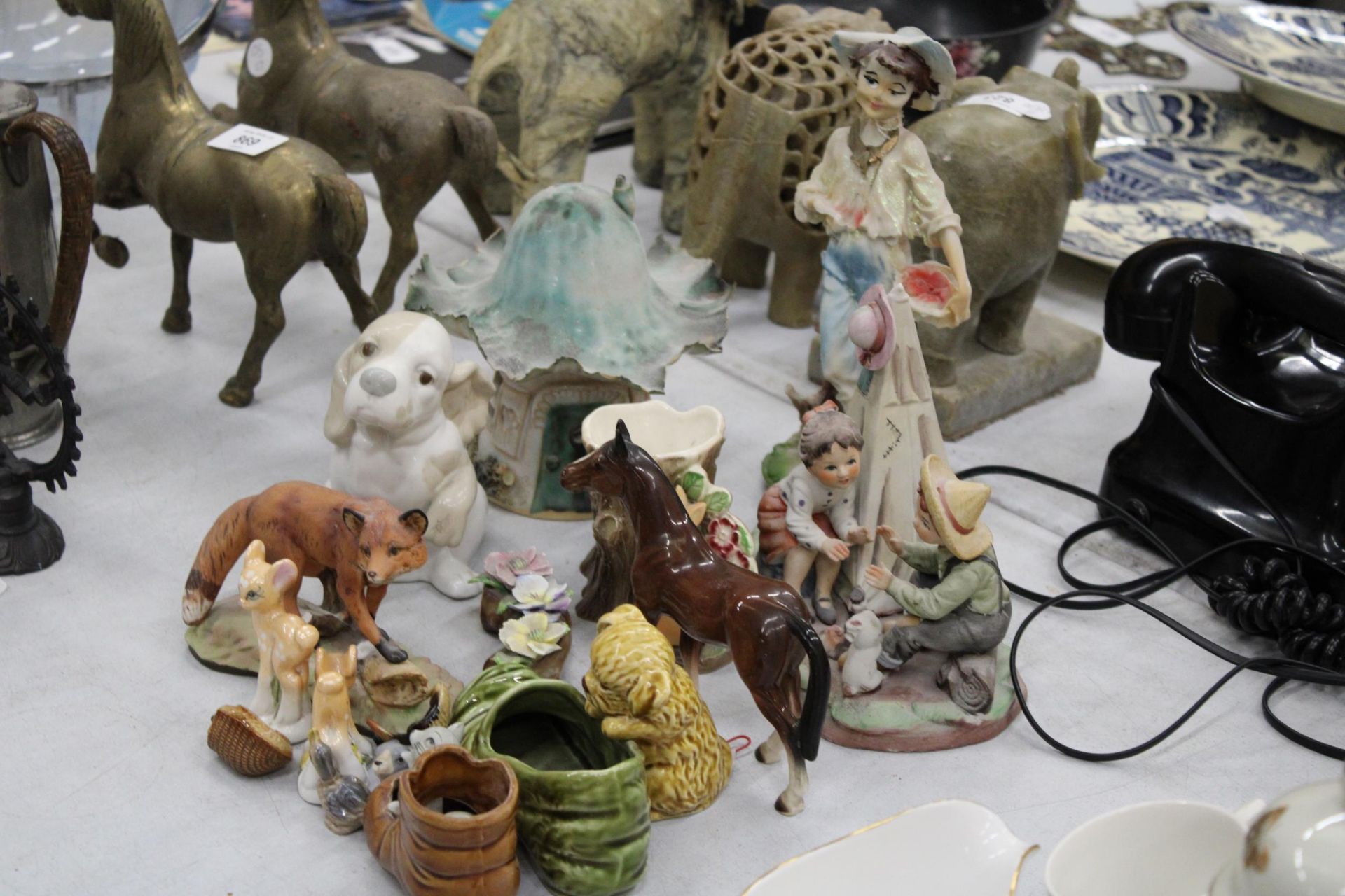 A COLLECTION OF CERAMIC ANIMALS AND FIGURES TO INCLUDE A SYLVAC DOG WITH SLIPPER, CONTINENTAL - Bild 7 aus 7