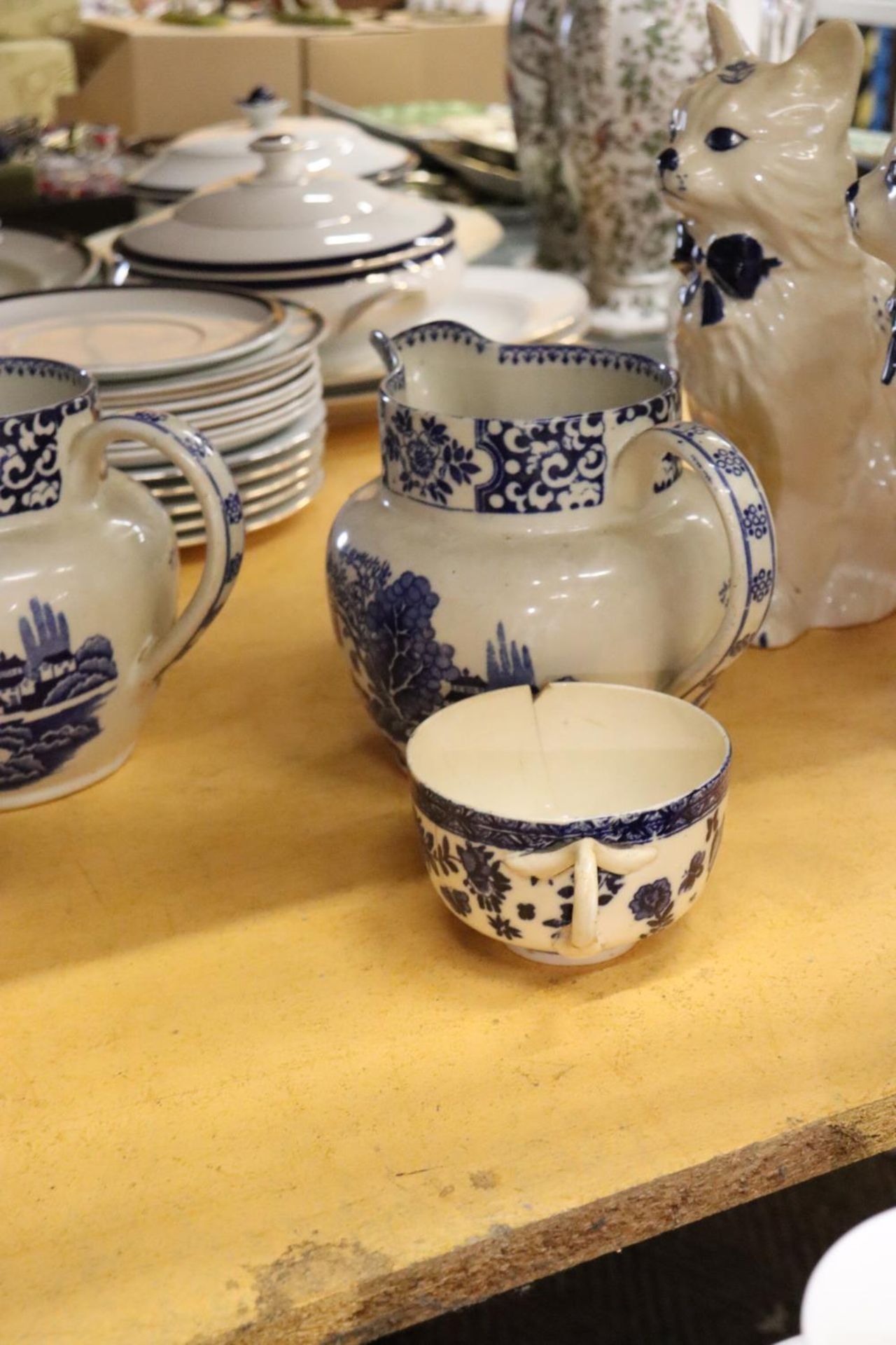 A QUANTITY OF CERAMICS TO INCLUDE TWO ORIENTAL CUPS AND SAUCERS, A PAIR OF BLUE AND WHITE FIRESIDE - Bild 5 aus 5