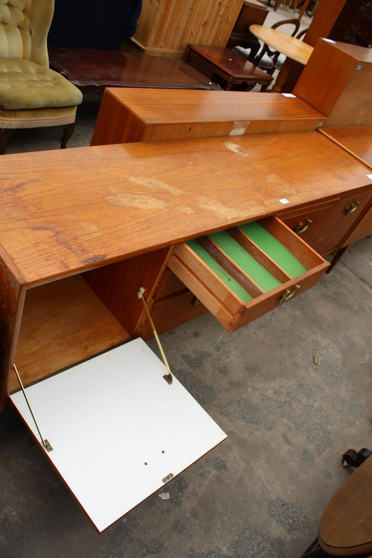 A RETRO TEAK SIDEBOARD WITH BRASS HANDLES ENCLOSING THREE DRAWERS AND THREE CUPBOARDS, 72" WIDE - Bild 4 aus 4