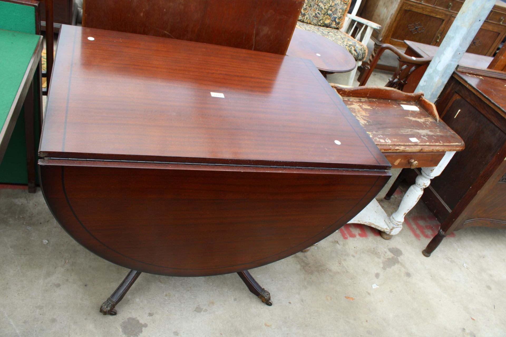 A REGENCY STYLE MAHOGANY DROP-LEAF PEDESTAL DINING TABLE, 61" X 36" OPENED