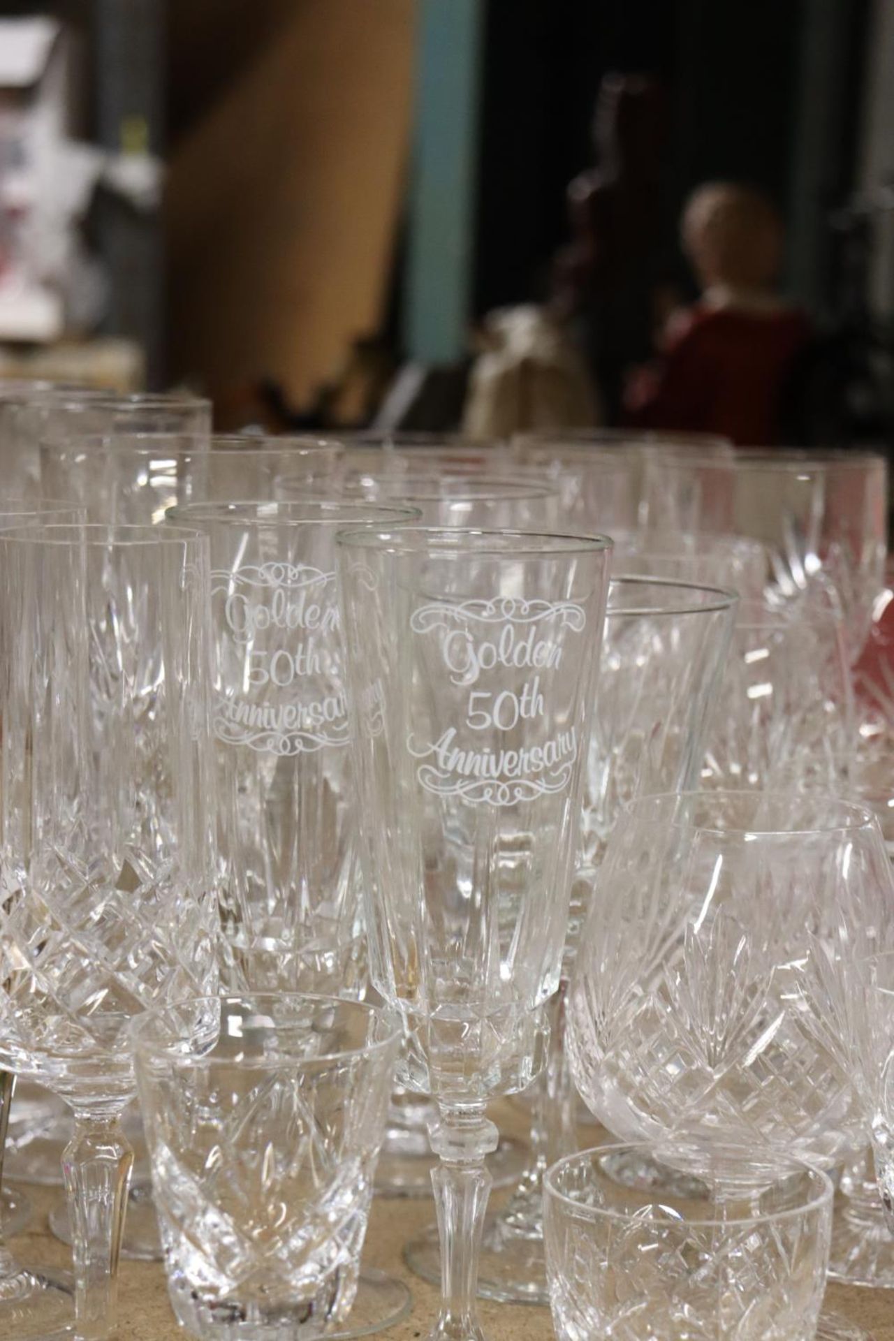 A QUANTITY OF CUT GLASS, GLASSES TO INCLUDE CHAMPAGNE FLUTES, WINE, BRANDY, SHERRY, ETC - Bild 4 aus 5