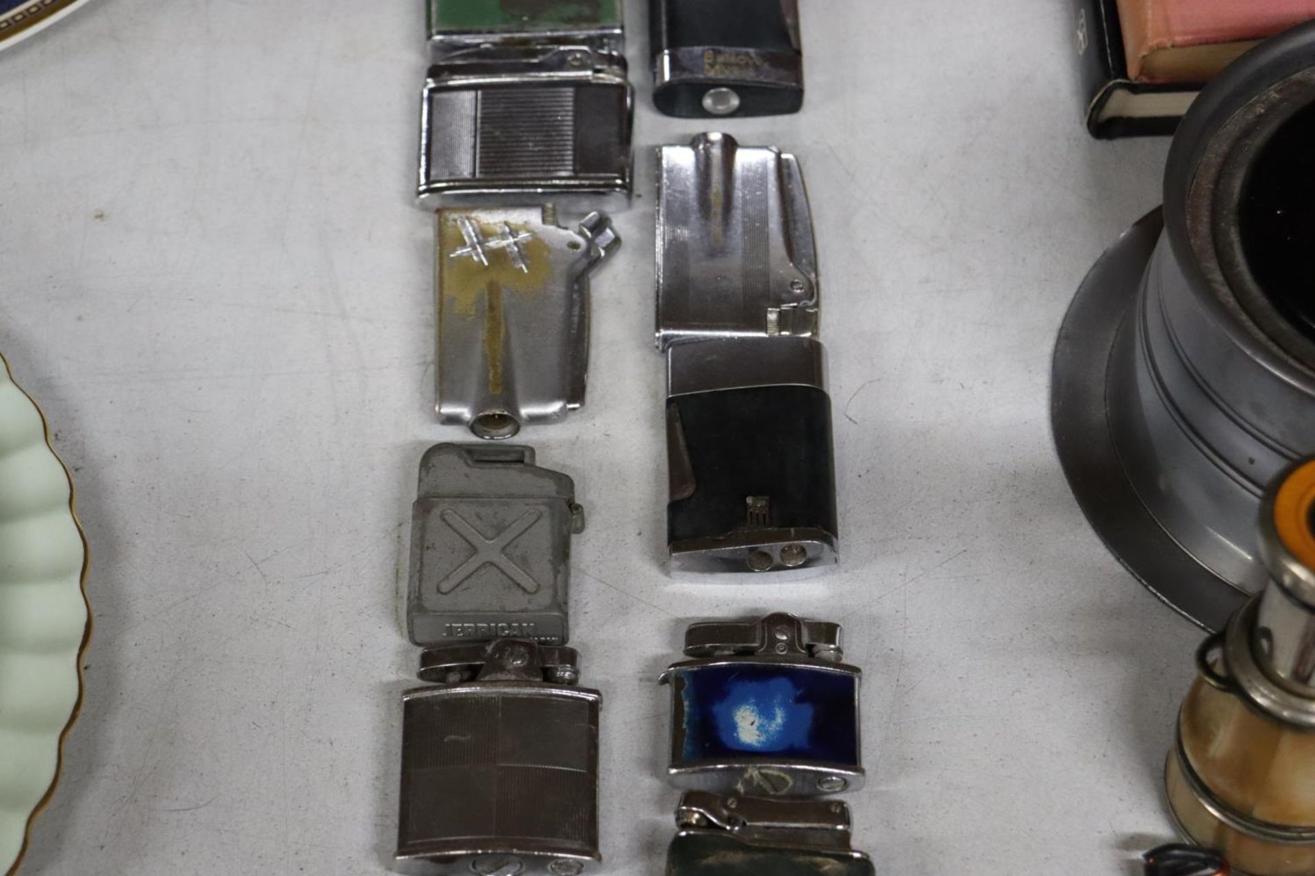 A COLLECTION OF 13 VINTAGE LIGHTERS AND SEVEN PEN KNIVES - Image 3 of 5