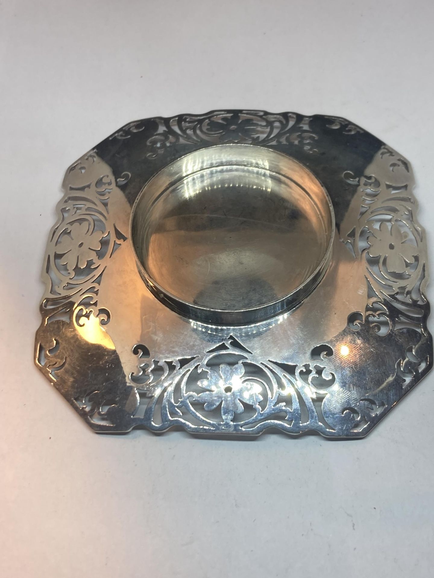 A HALLMARKED SHEFFIELD SILVER SQUARE FOOTED DISH - Image 2 of 4