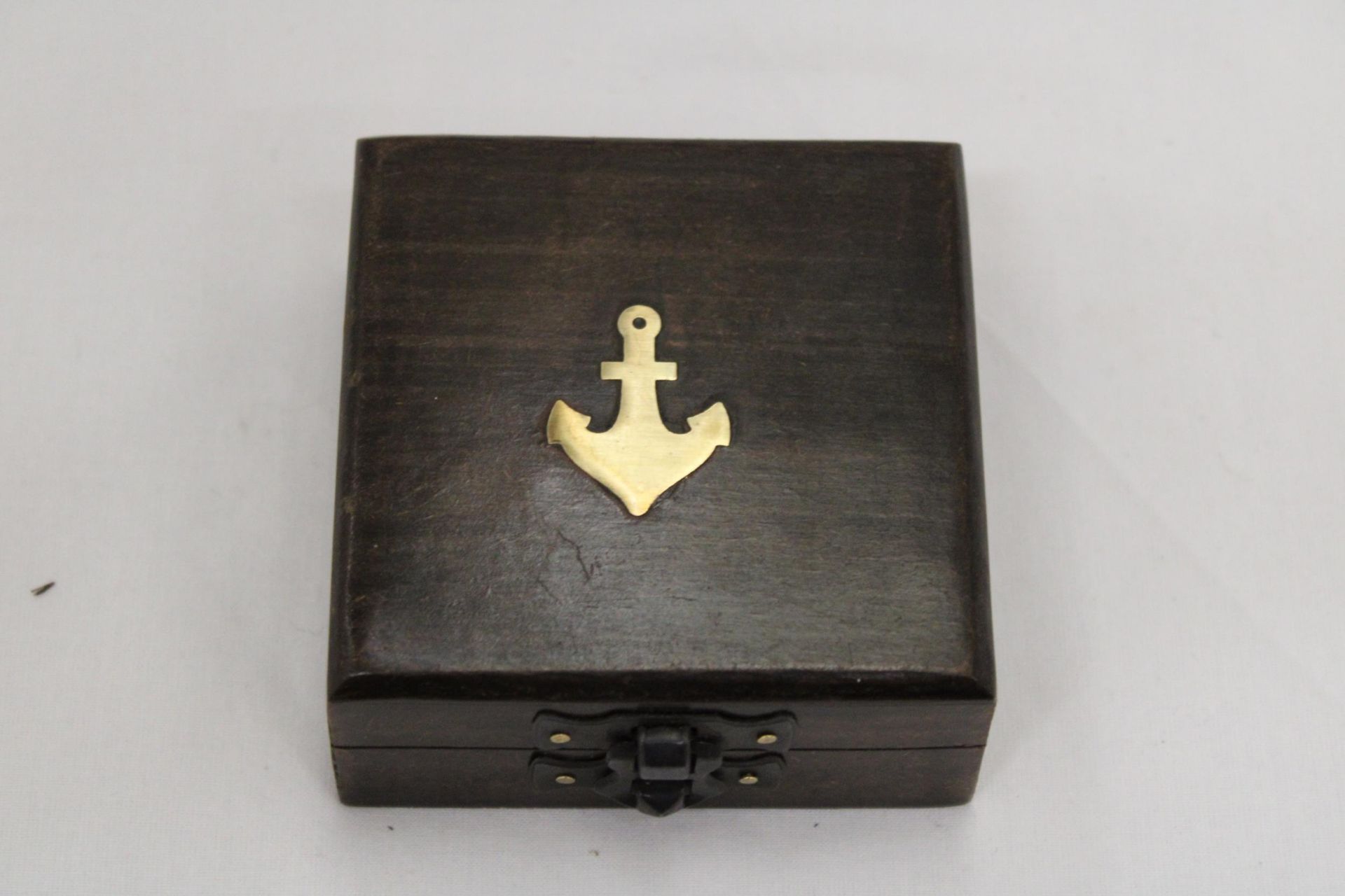 A BOXED BRASS SUNDIAL COMPASS - Image 5 of 5