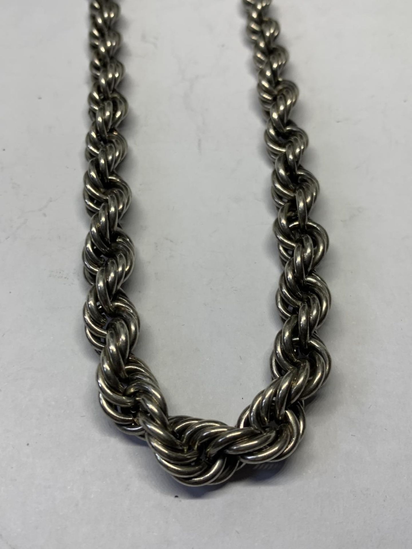 A SILVER ROPE CHAIN LENGTH 18" - Image 2 of 3