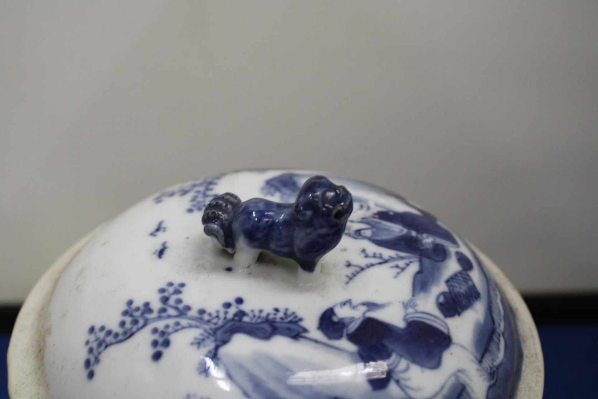 AN ORIENTAL BLUE AND WHITE LIDDED POT WITH FOO DOG LID - Image 3 of 4
