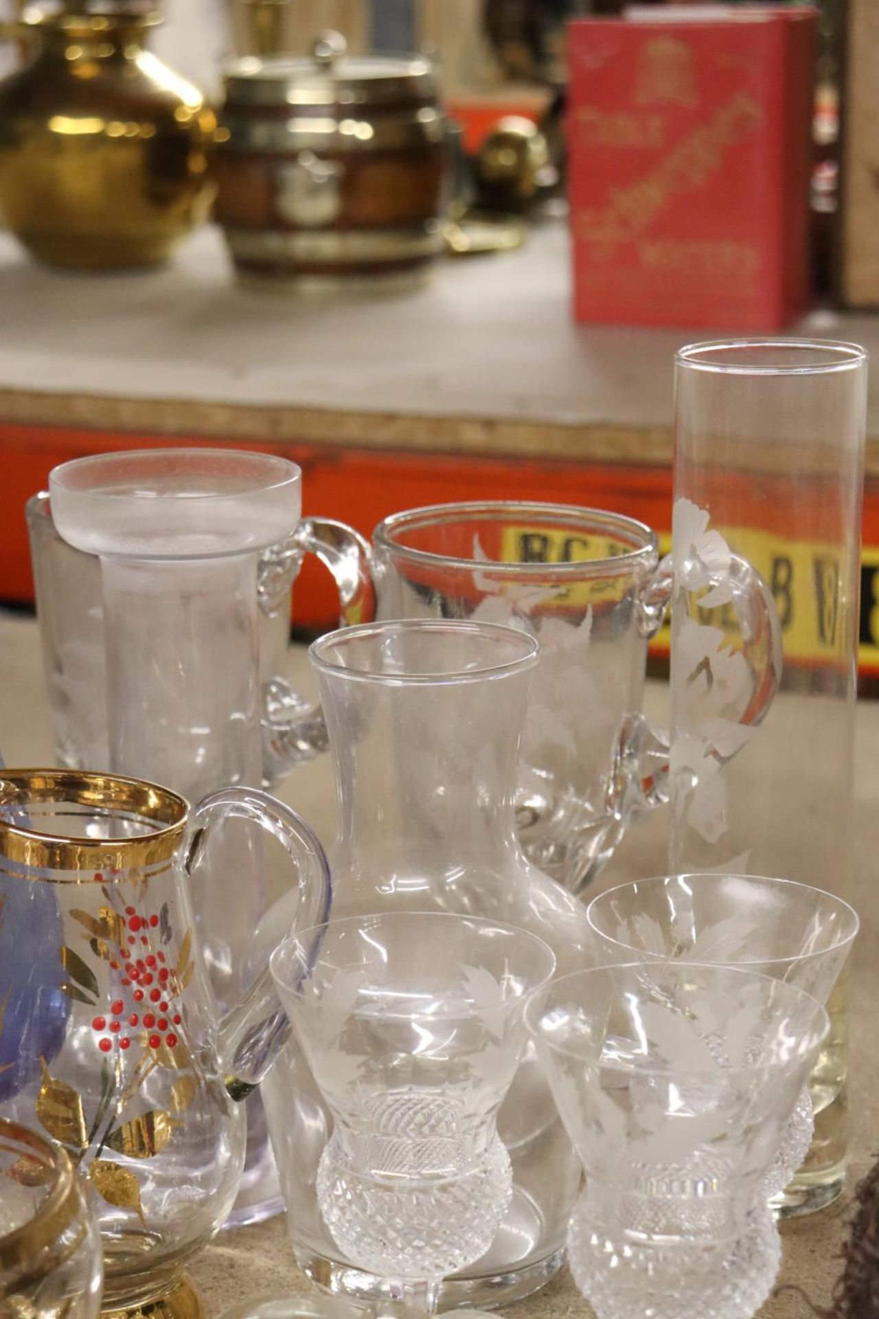 A QUANTITY OF GLASSWARE TO INCLUDE DRINKING GLASSES, BOWLS, JUGS, ETC., - Image 5 of 5