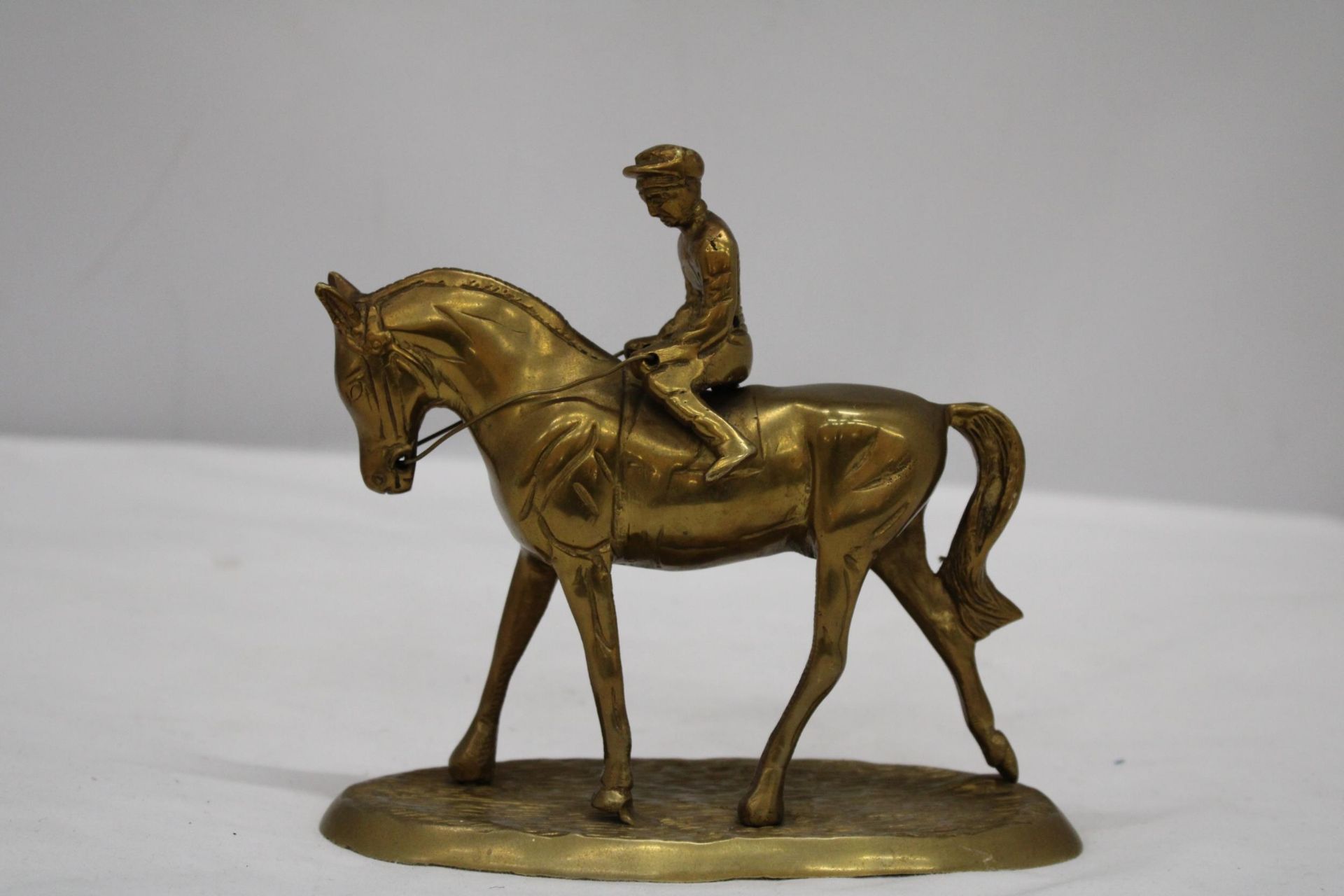 A DETAILED HEAVY BRASS HORSE AND JOCKEY FIGURE, HEIGHT 16CM, LENGTH 17CM - Image 2 of 5