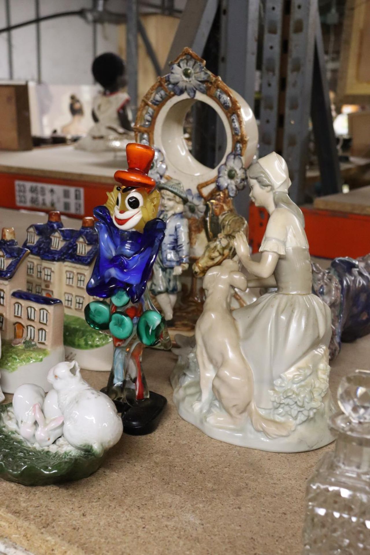 A MIXED LOT TO INCLUDE A MURANO STYLE CLOWN, FAIRING, FIGURE, STAFFORDSHIRE FLATBACKS, ETC., - Image 3 of 4