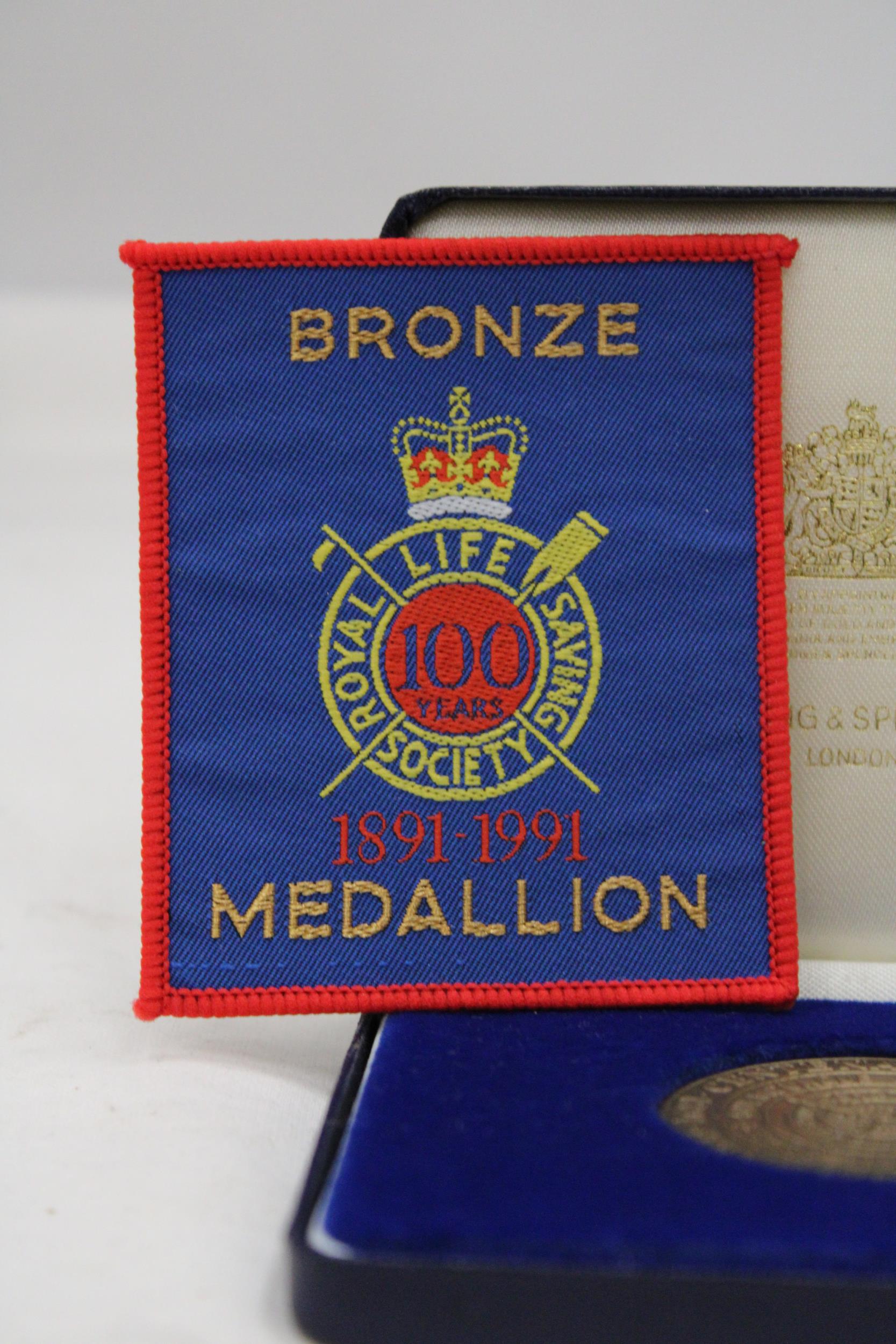 A BOXED BRONZE MEDAL AND ACCOMPANYING PATCH - Image 2 of 5