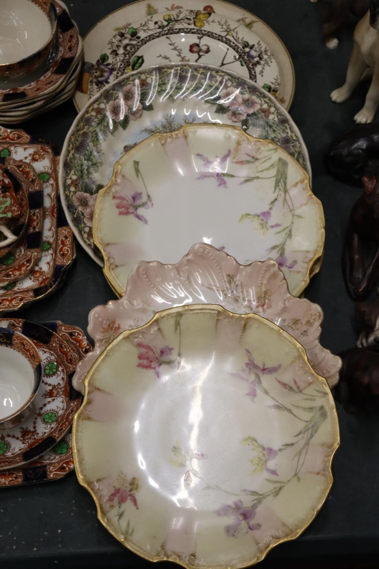 A COLLECTION OF PLATES TO INCLUDE THREE LIMOGUES ETC AND A VINTAGE CARLISLE TEA SET TO INCLUDE CUPS, - Image 2 of 6