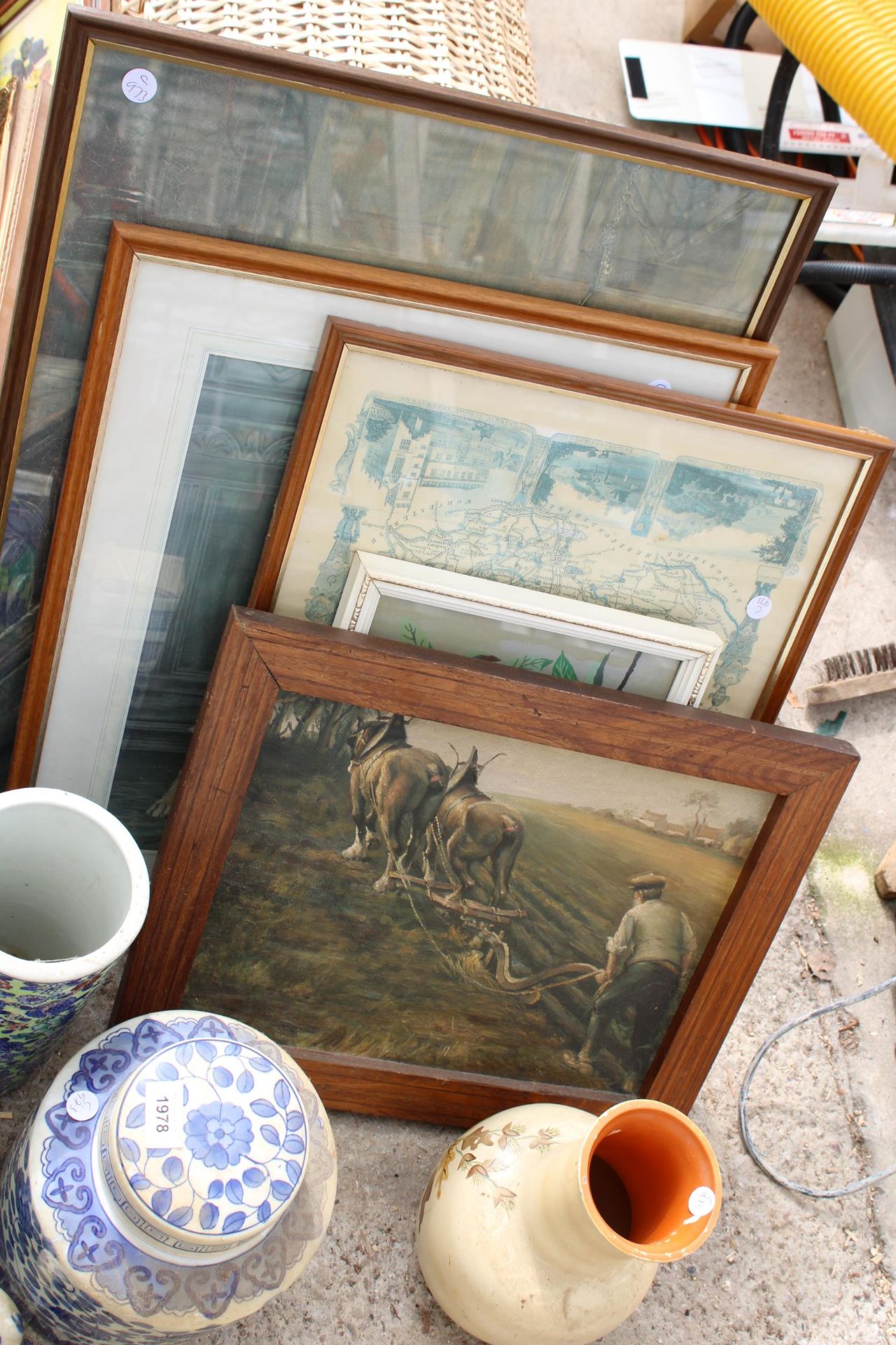 AN ASSORTMENT OF ITEMS TO INCLUDE FRAMED PRINTS, HORSE BRASSES AND CERAMICS ETC - Image 3 of 4