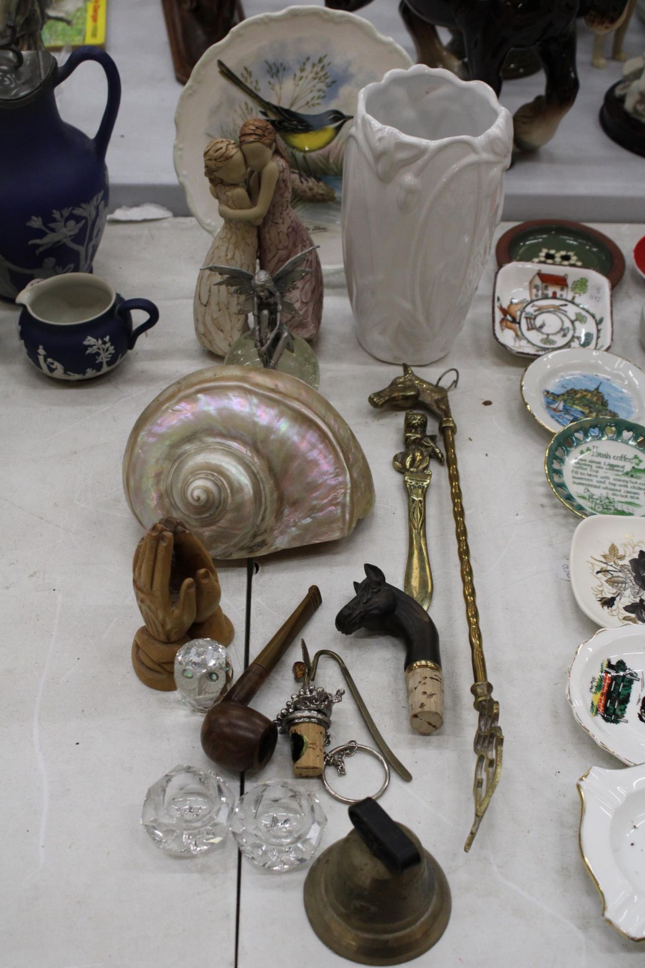 A MIXED LOT TO INCLUDE A LARGE IRIDESCENT SHELL, PRAYING HANDS, BRASSWARE, BOTTLE STOPPERS, FIGURES,