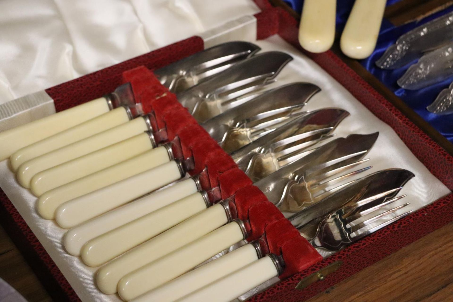 FIVE VINTAGE FLATWARE SETS, IN BOXES, TO INCLUDE CARVING SETS - Bild 5 aus 5