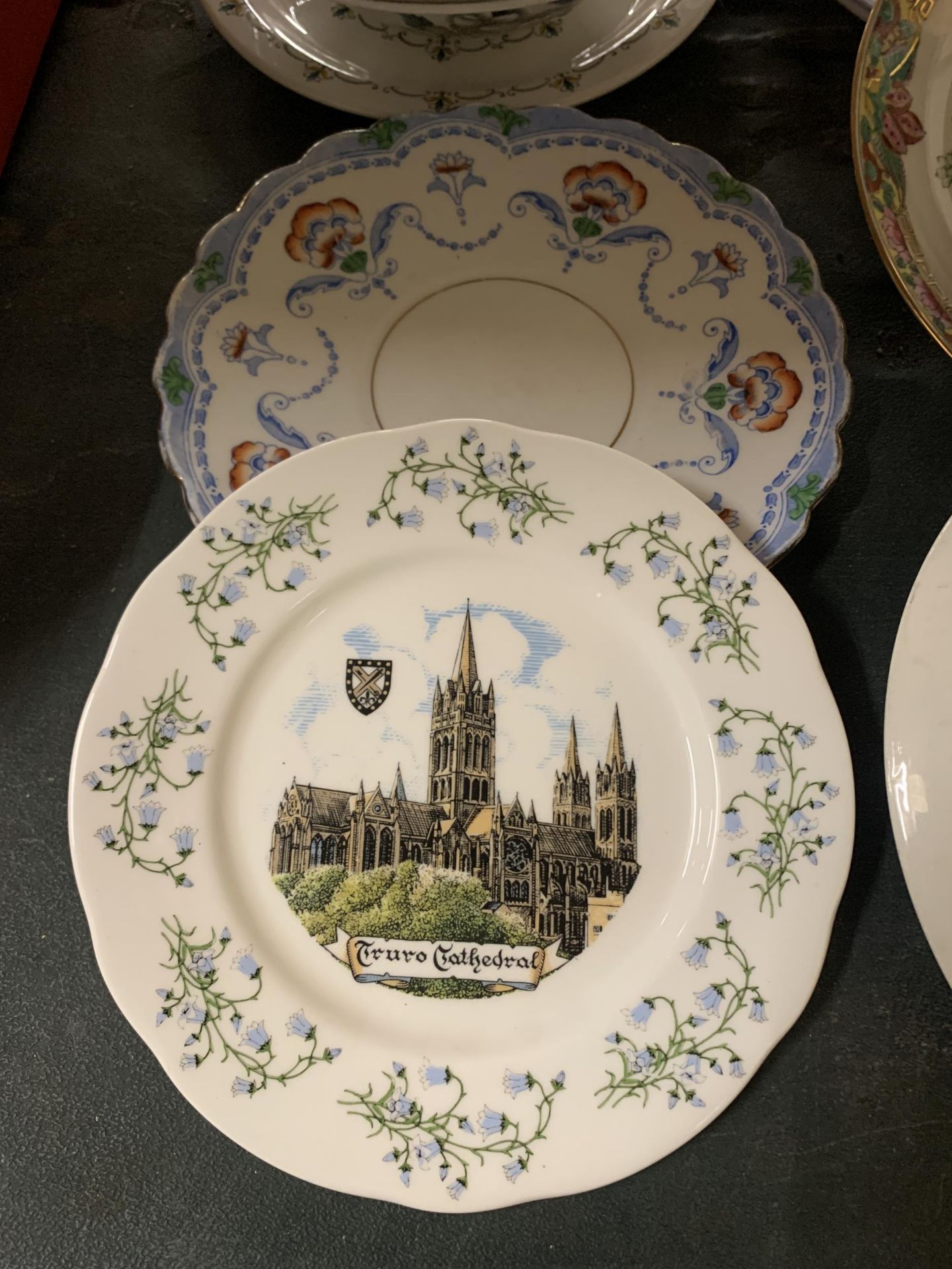 A MIXED LOT OF PLATES TO INCLUDE DELFTWARE WITH A FURTHER TWO BOWLS STAMPED F.C.EMERY AND SONS LTD - Image 3 of 5