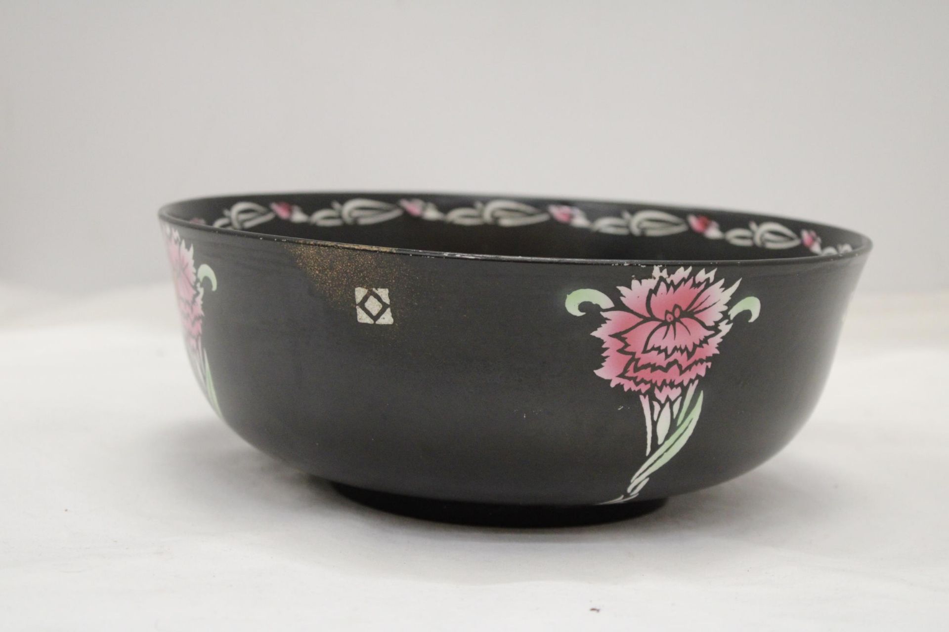 A VINTAGE SHELLEY BOWL, BLACK WITH FLORAL PATTERN, DIAMETER 24CM, SOME PAINTED RUBBED OFF FROM THE - Image 2 of 5