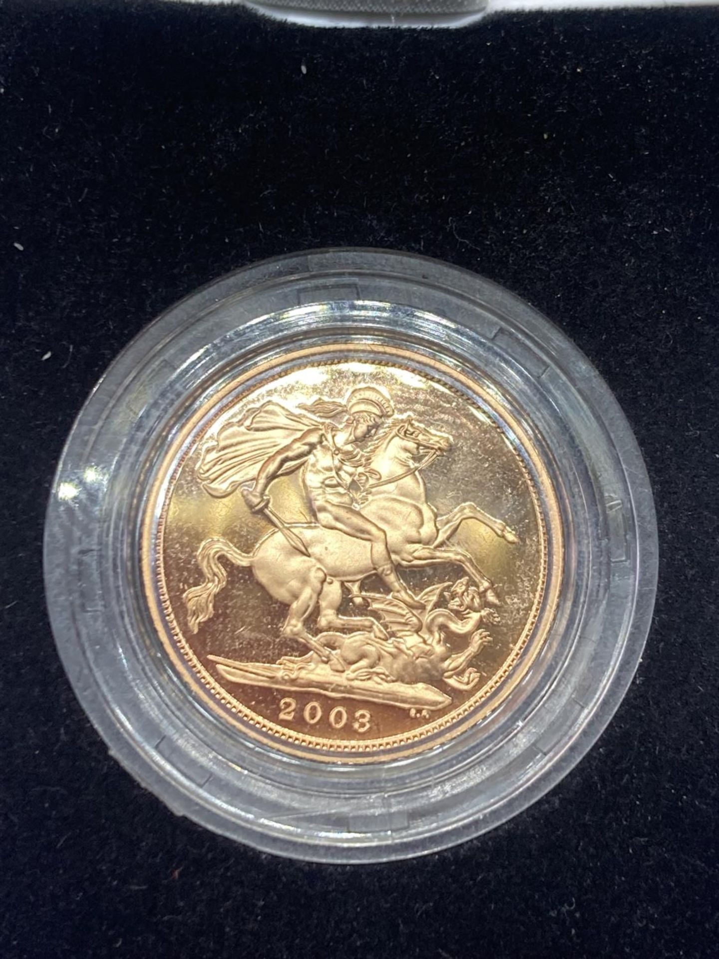 A 2003 GOLD PROOF SOVEREIGN QUEEN ELIZABETH II NO 09985 OF 15,000 IN A PRESENTATION BOX WITH - Image 2 of 5