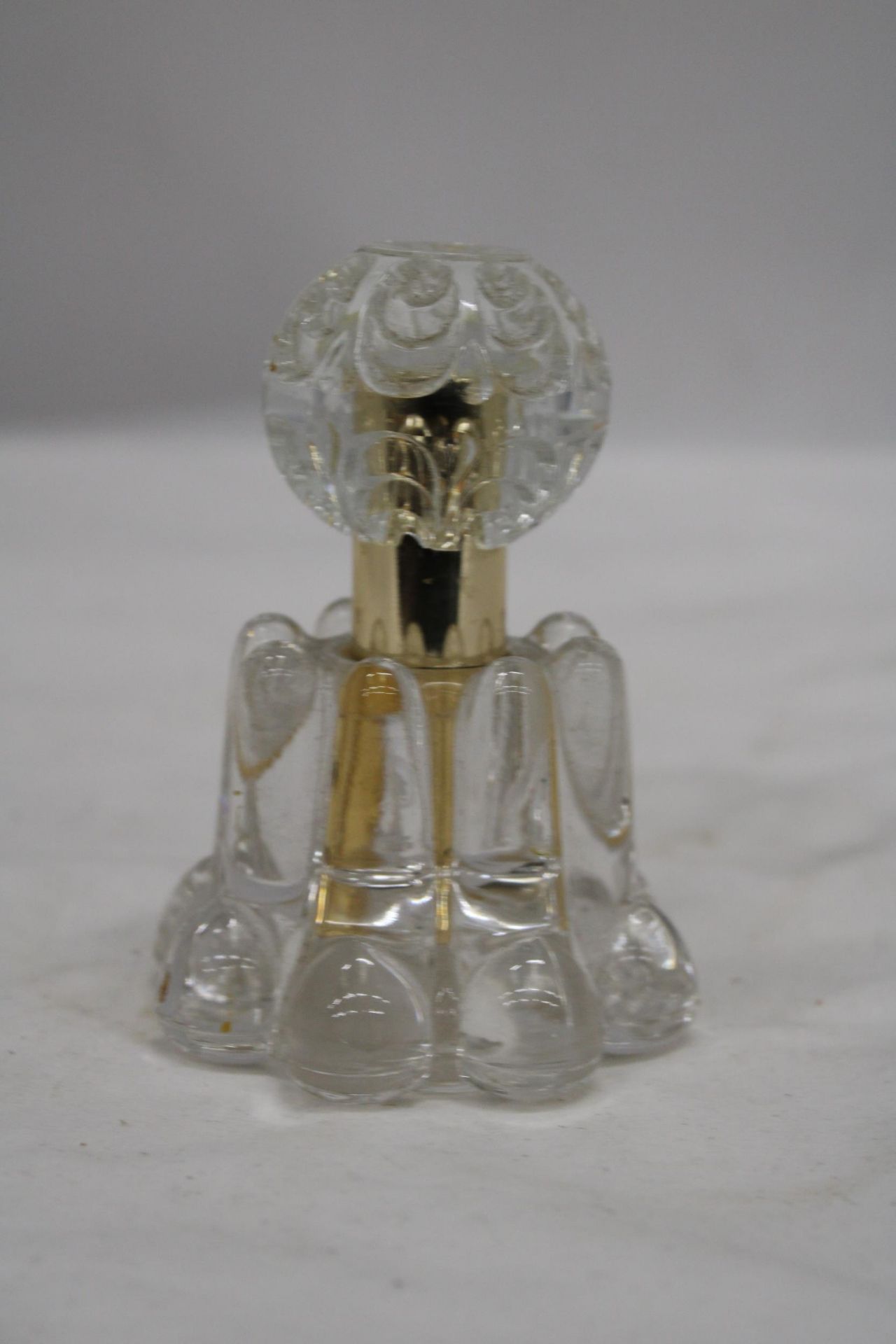 A GLASS SCENT BOTTLE, HEIGHT 10CM