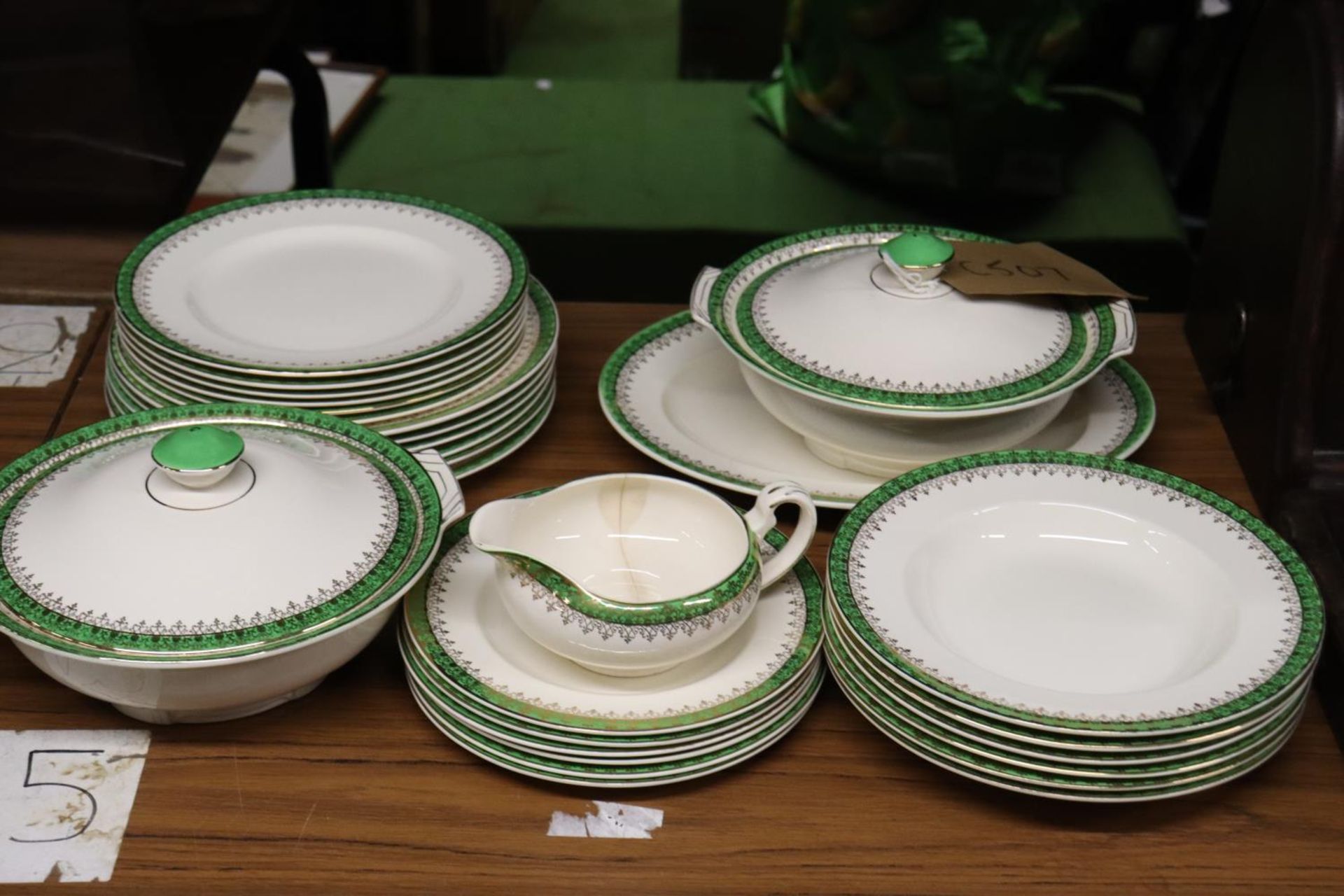 A QUANTITY OF VINTAGE ALFRED MEAKIN DINNERWARE TO INCLUDE, SERVING TUREENS, A SERVING PLATE, SAUCE