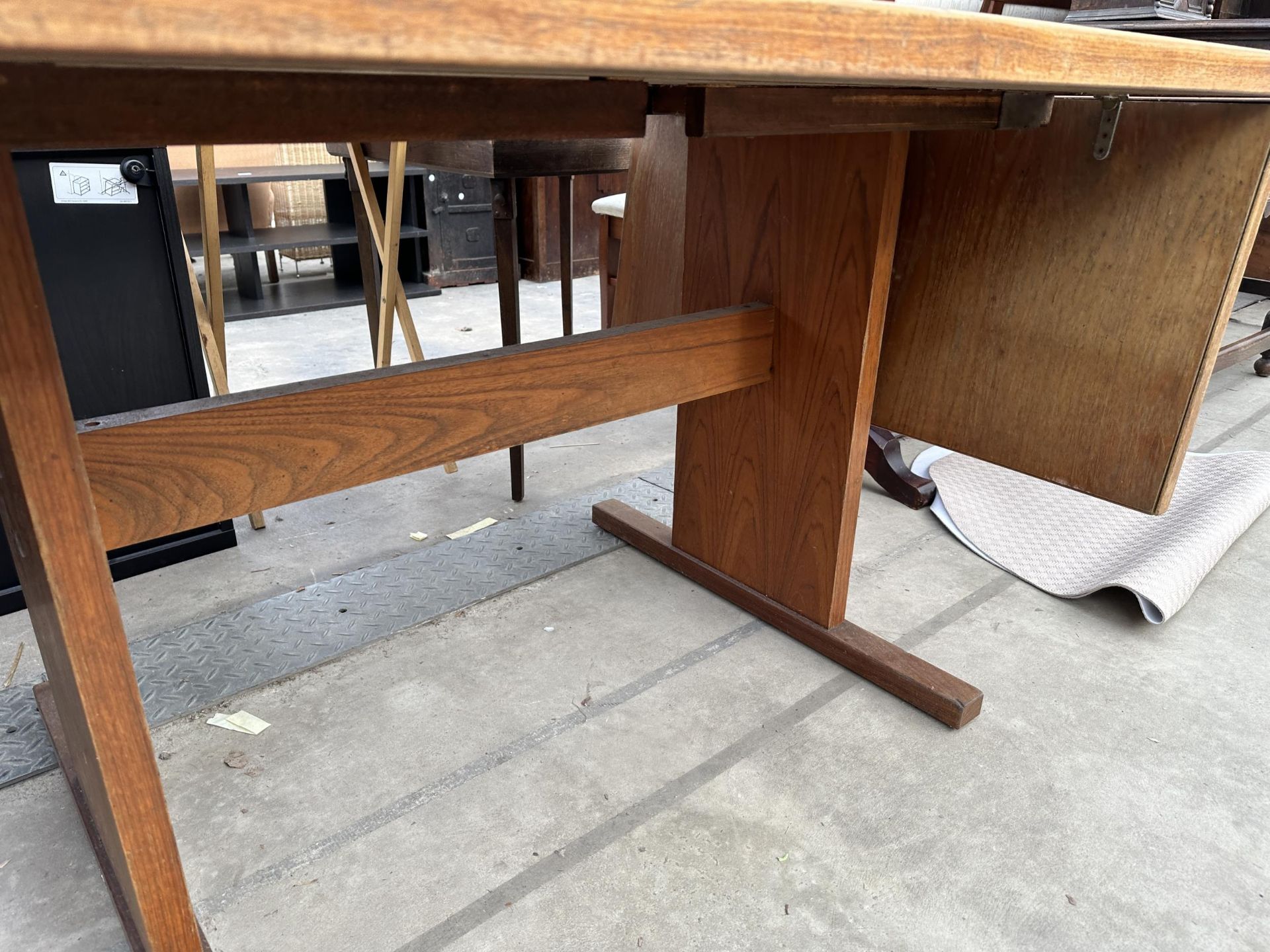 A RETRO TEAK GANSO MOBLER DROP-LEAF DINING TABLE WITH TILED TOP, 75" X 36" OPENED - Image 5 of 5