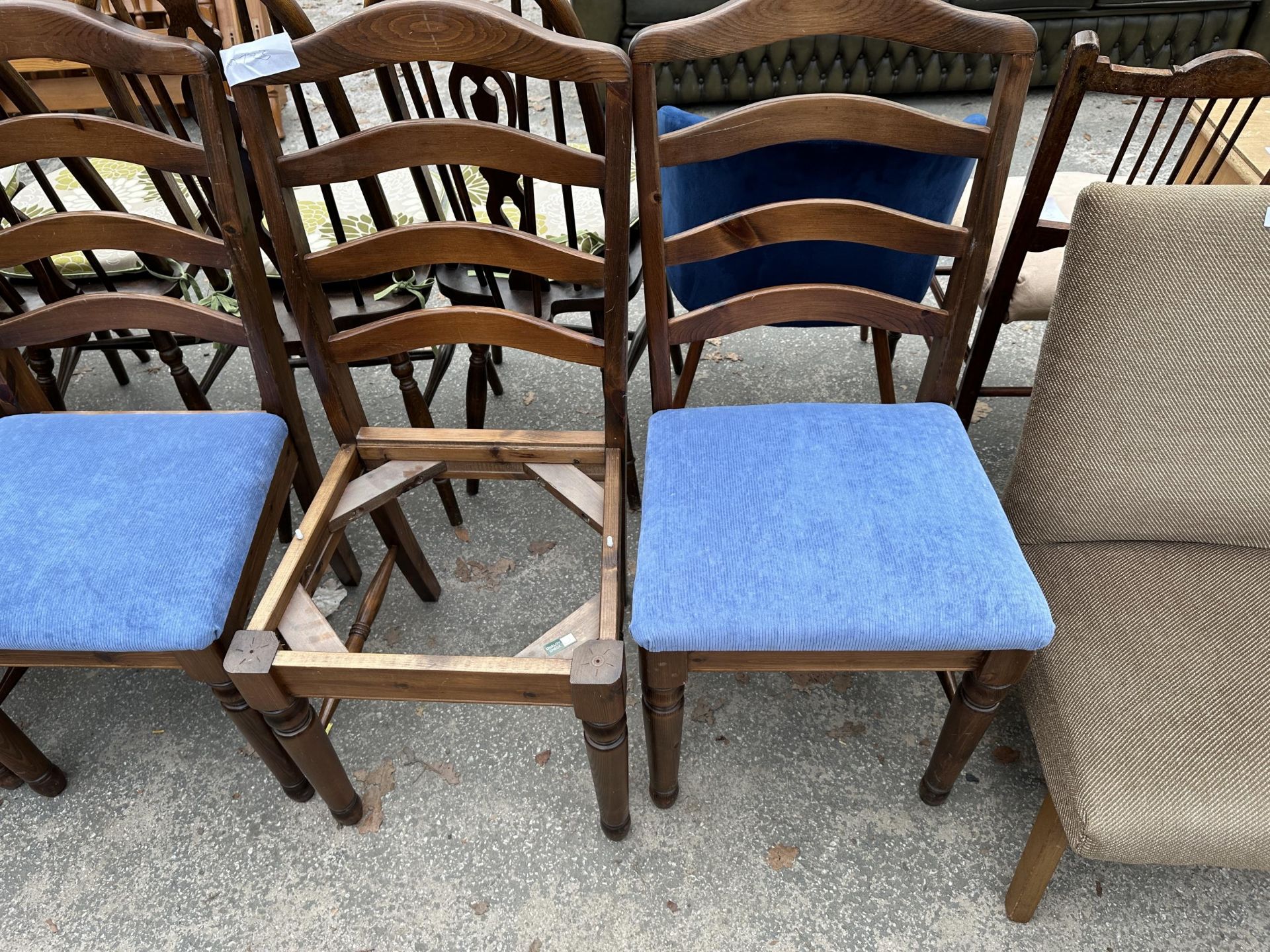 FIVE MODERN LADDER-BACK DINING CHAIRS, ONE BEING A CARVER AND BEDROOM CHAIR - Bild 3 aus 4