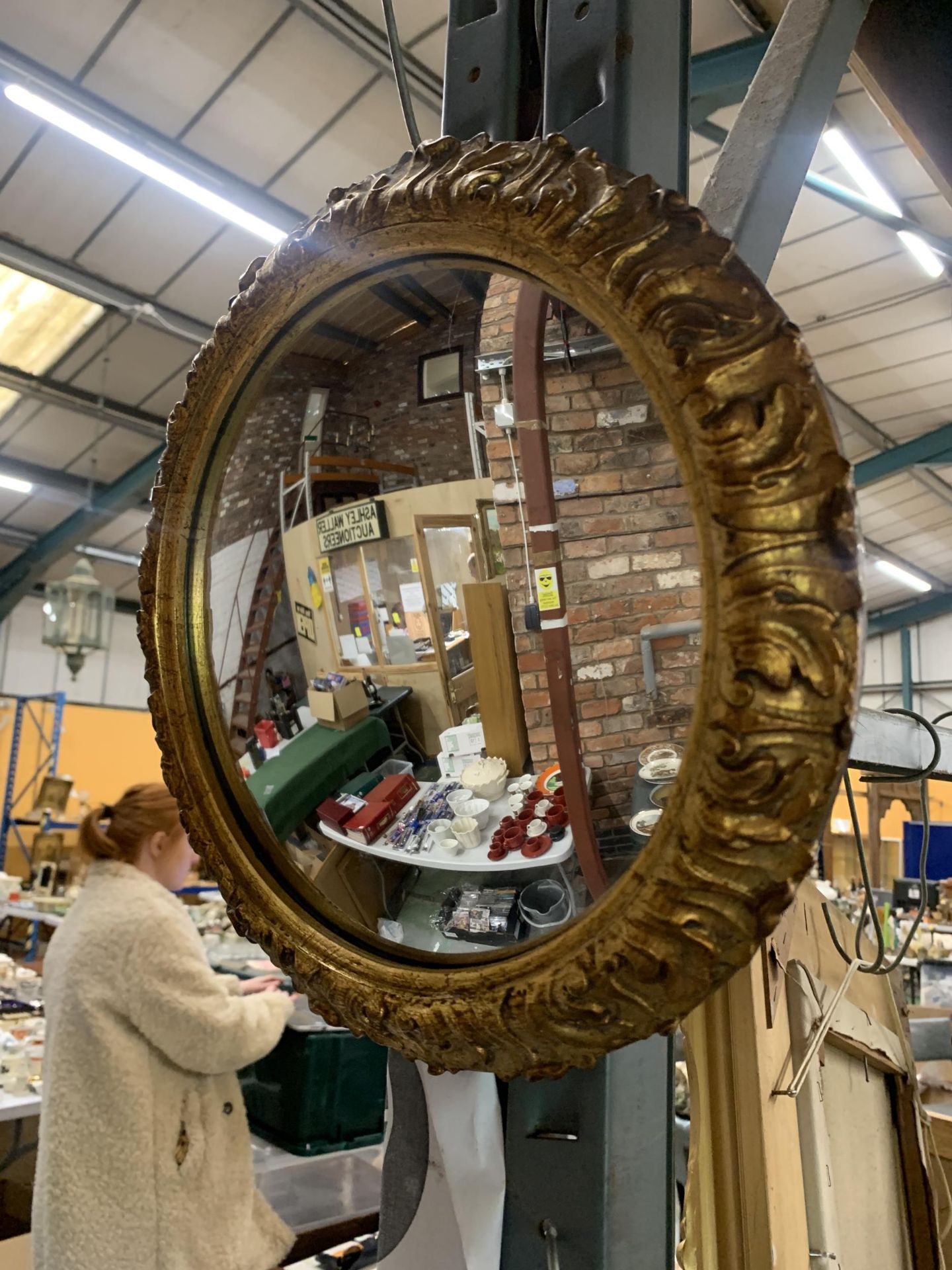 A ROUND CONVEX MIRROR IN GOLD FRAME - APPROXIMATELY 33CM DIAMETER