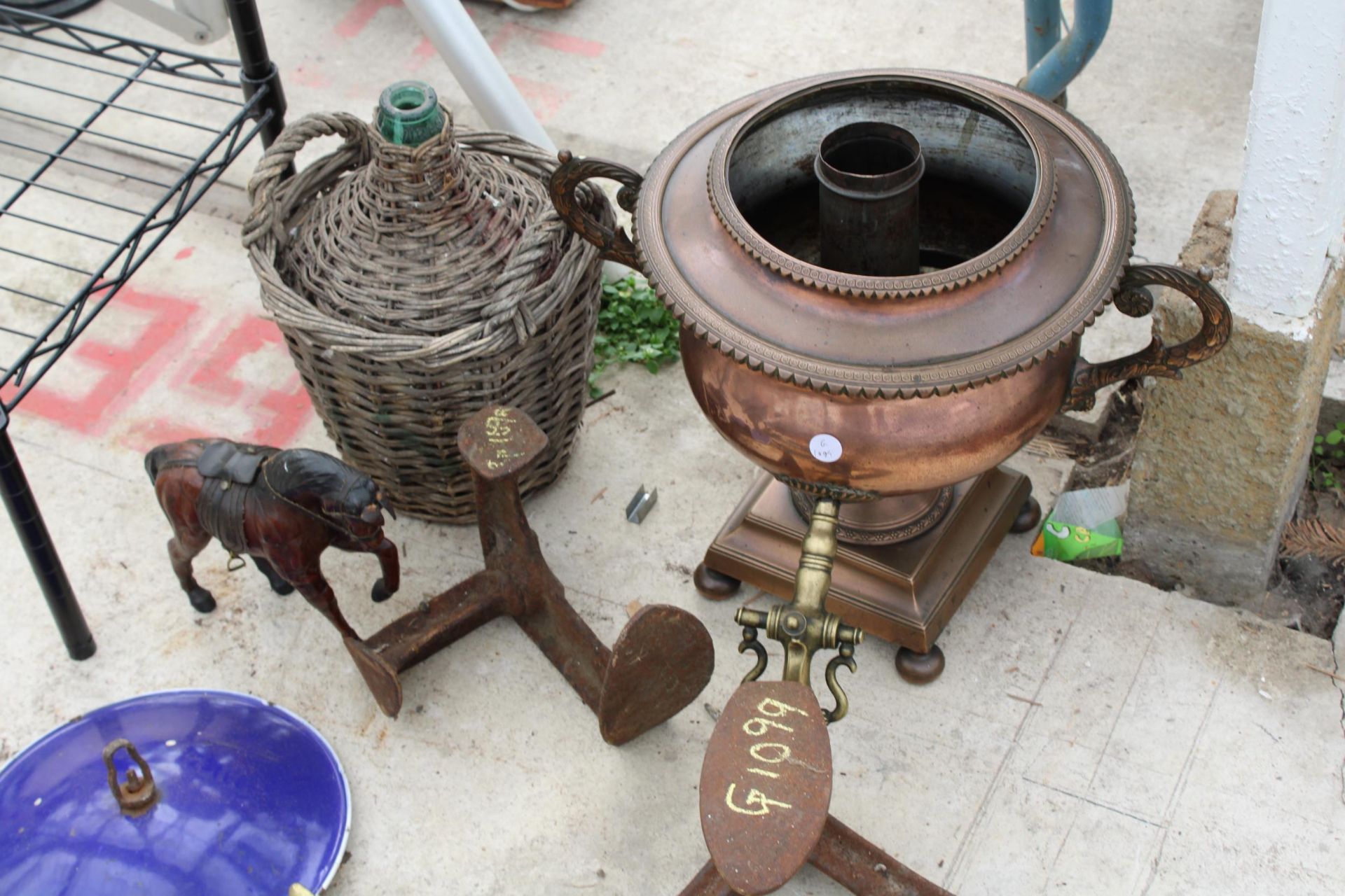 AN ASSORTMENT OF ITEMS TO INCLUDE COBBLERS LASTS, A COPPER URN AND A PAIR OF BINOCULARS ETC - Image 3 of 4