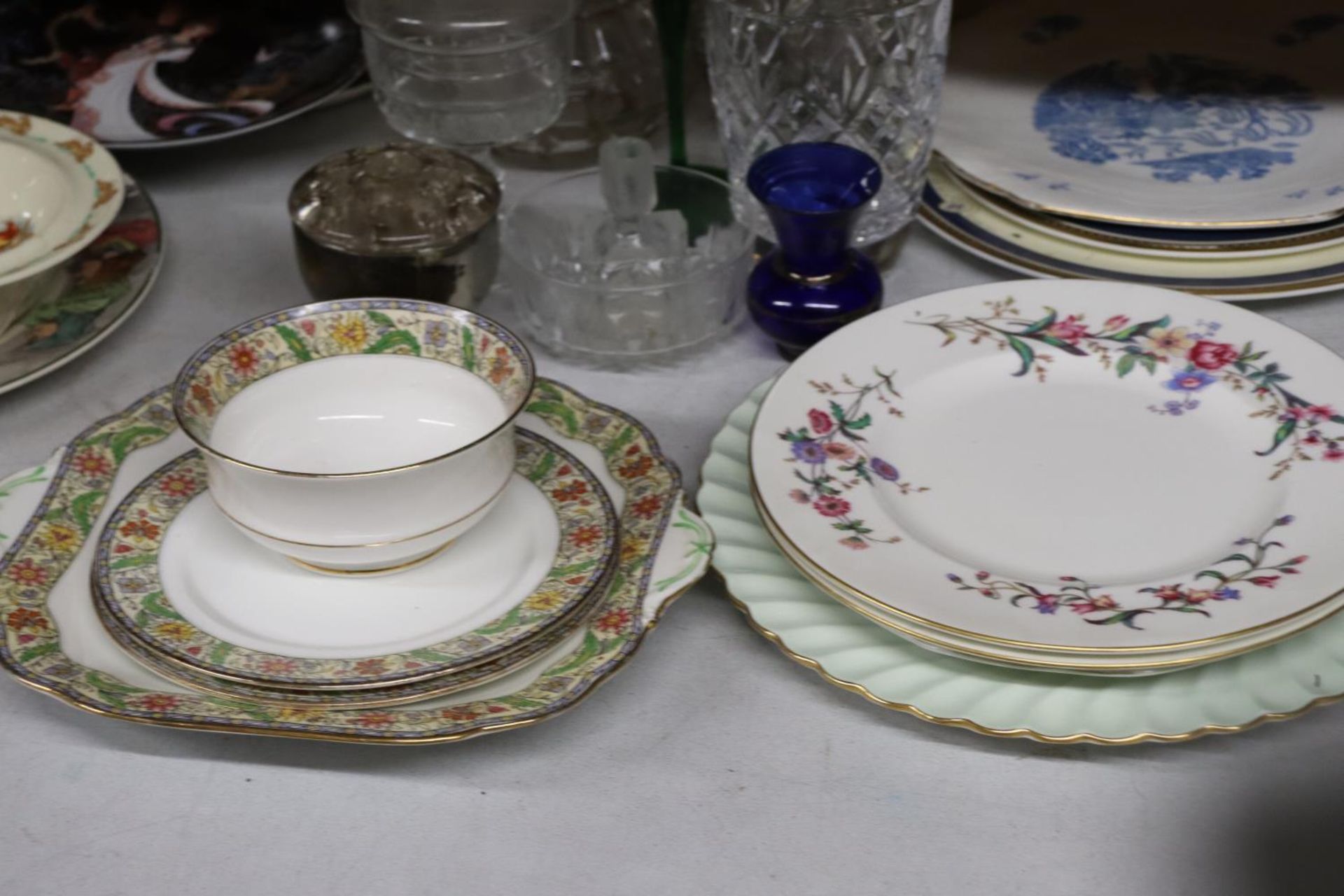 A MIXED LOT TO INCLUDE VINTAGE AYNSLEY CERAMICS, WEDGWOOD 'DEVON SPRAYS' PLATES, GLASS DECANTERS, - Image 2 of 5