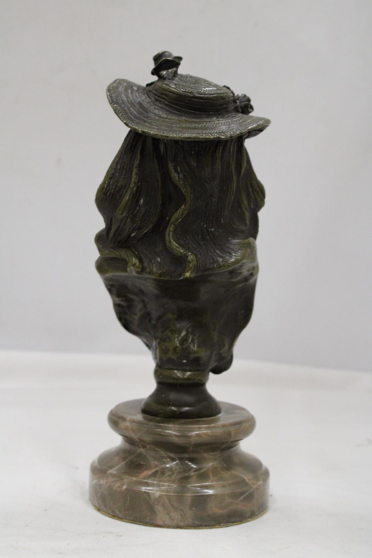 A BRONZE ART NOUVEAU BUST OF A LADY ON A MARBLE PLINTH, HEIGHT 26CM - Image 4 of 5