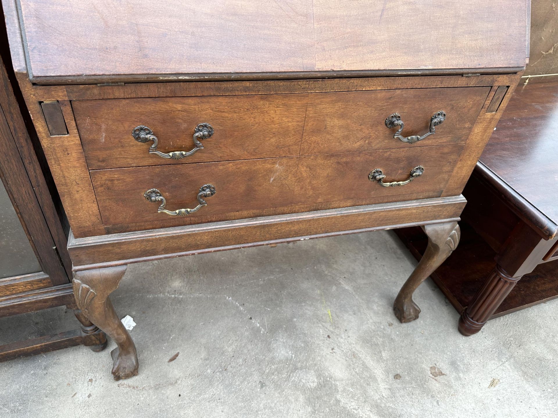 AN EARLY TWENTIETH CENTURY MAHOGANY BUREAU ON CABRIOLE LEGS WITH BALL AND CLAW FEET, 30" WIDE - Image 3 of 4