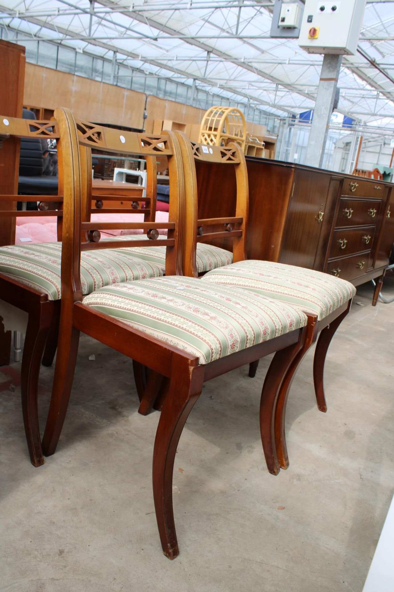 A SET OF FOUR REGENCY STYLE DINING CHAIRS - Image 2 of 3