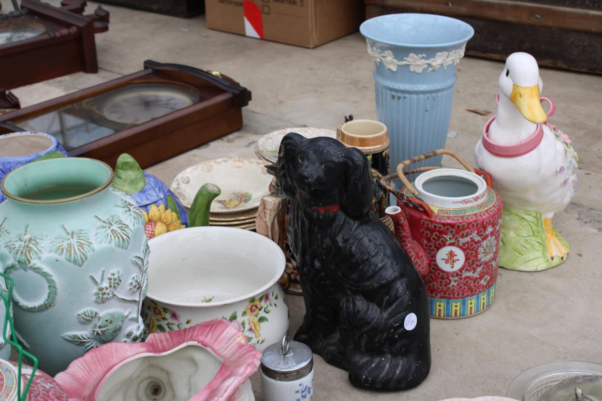 AN ASSORTMENT OF ITEMS TO INCLUDE A WEDGWOOD QUEENS WARE VASE, AN ORIENTAL STYLE TEAPOT AND CUPS ETC - Image 4 of 4