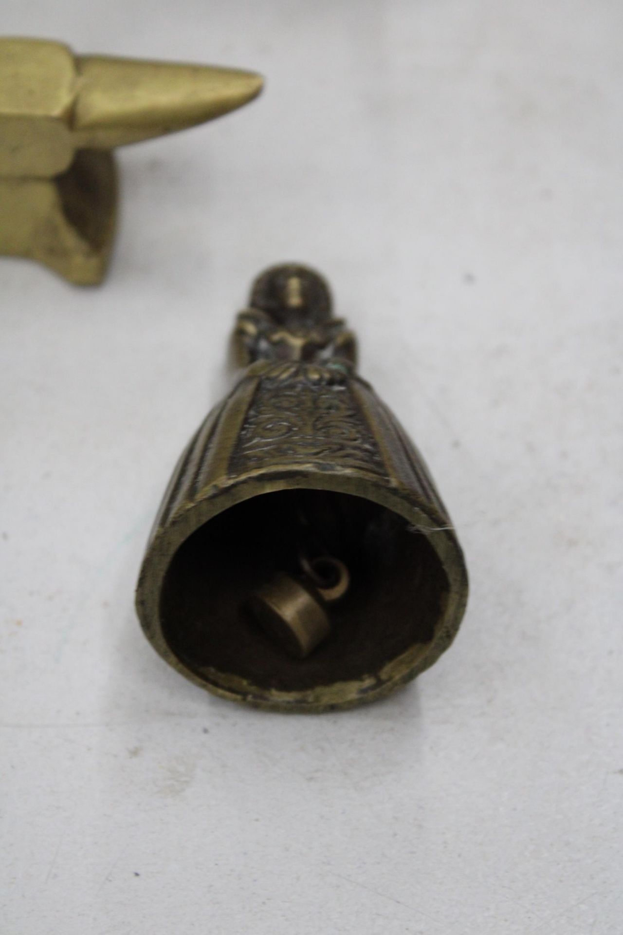 A COLLECTION OF MINIATURE ITEMS TO INCLUDE THREE IRONS, A BRASS ANVIL AND A 'LADY' BELL - Image 3 of 4