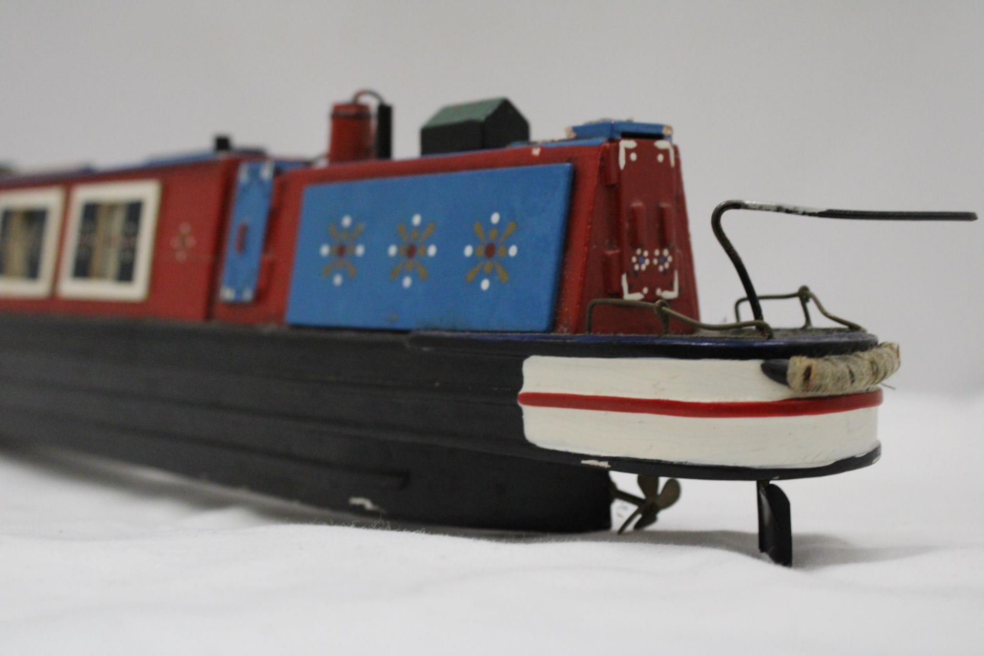 A HANDBUILT AND HANDPAINTED CANAL BARGE, LENGTH 53CM, HEIGHT 9CM - Image 4 of 6